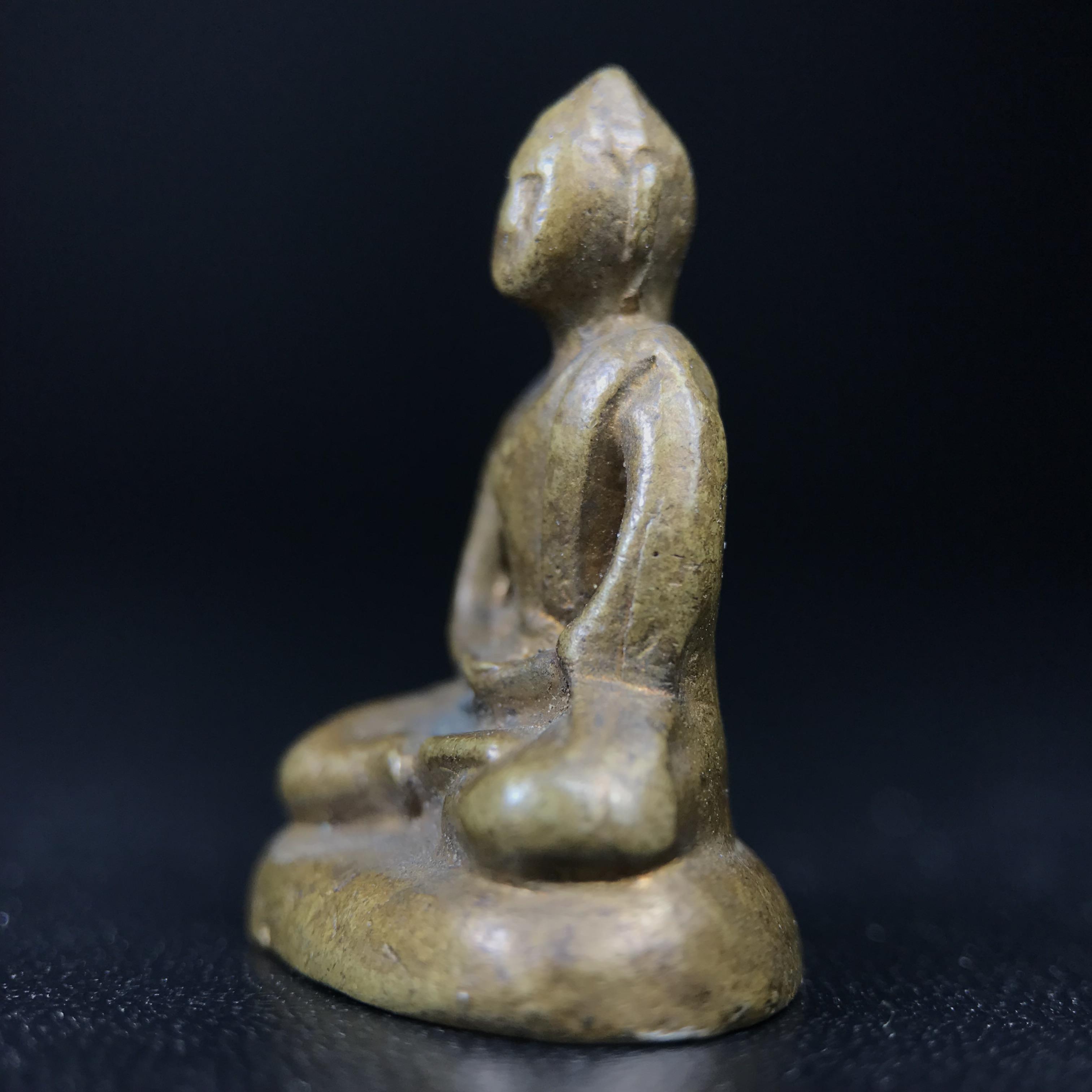 พระกริ่งฝีพระหัตถ์สมเด็จย่า ขนาดห้อยบูชาขนาดเล็ก จัดสร้างขึ้นเนื่องในวาระครบ 6 รอบ เมื่อวันที่21 ตุลาคม พ.ศ.2515(ในหลวงรัชกาลที่ 9 เสด็จพระราชดำเนินทรงเททอง)ปลุกเสกยิ่งใหญ่ เกจิ 108 รูป ร่วมปลุกเสก คัดสภาพสวยแบบนี้พบเจอน้อยมาก หมายเลขต้นๆหลักร้อย หายากมาก