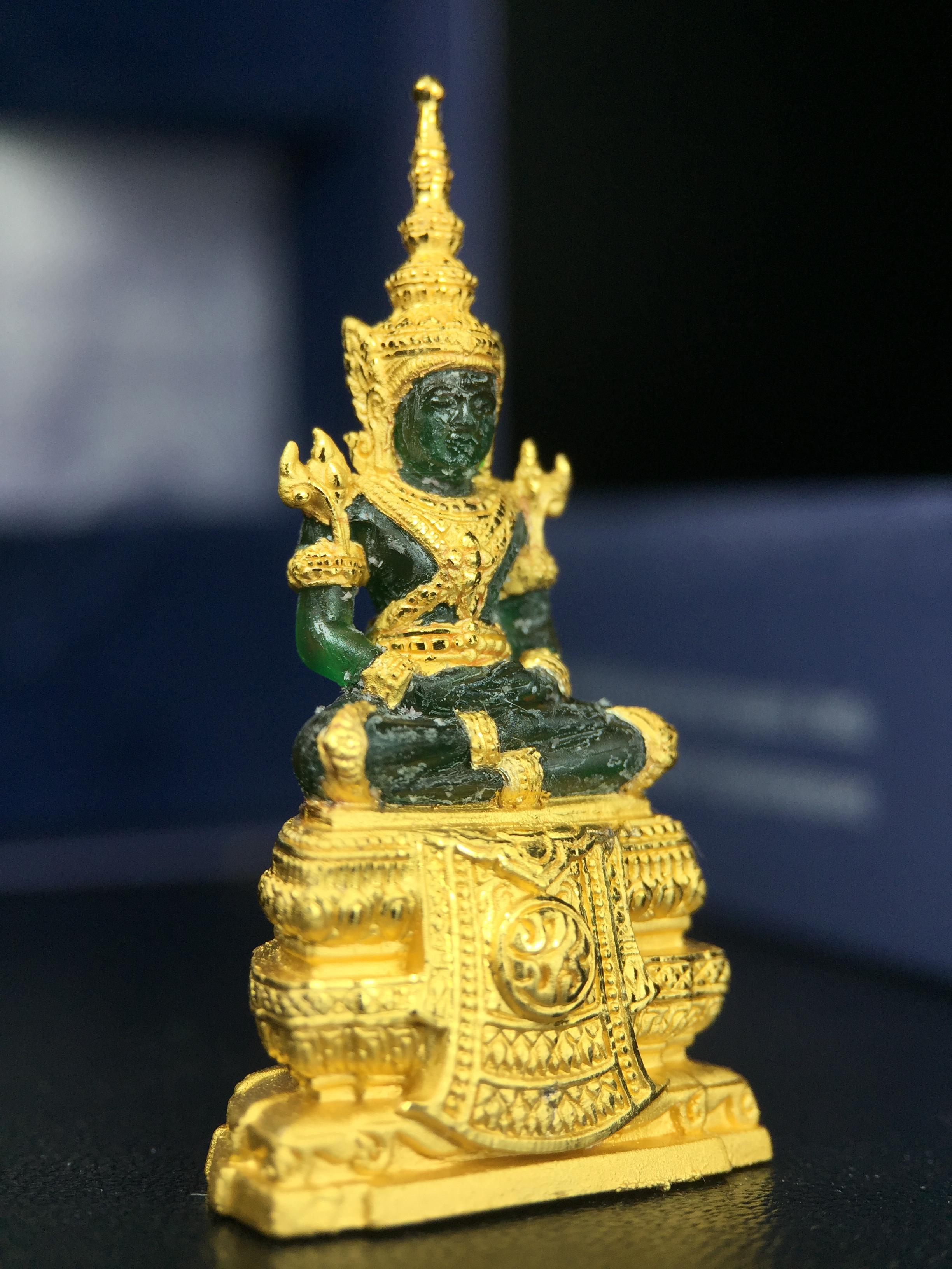 พระแก้วมรกต ภปร. จัดสร้างโดย รพ.ภูมิพลฯ ปี2547 ลอยองค์ขนาดหน้าตัก 1/2 นิ้ว เนื้อเรซิ่นหุ้มทองคำ99.99 งดงามทรงคุณค่าอีกหนึ่งรุ่นยอดนิยม หายาก