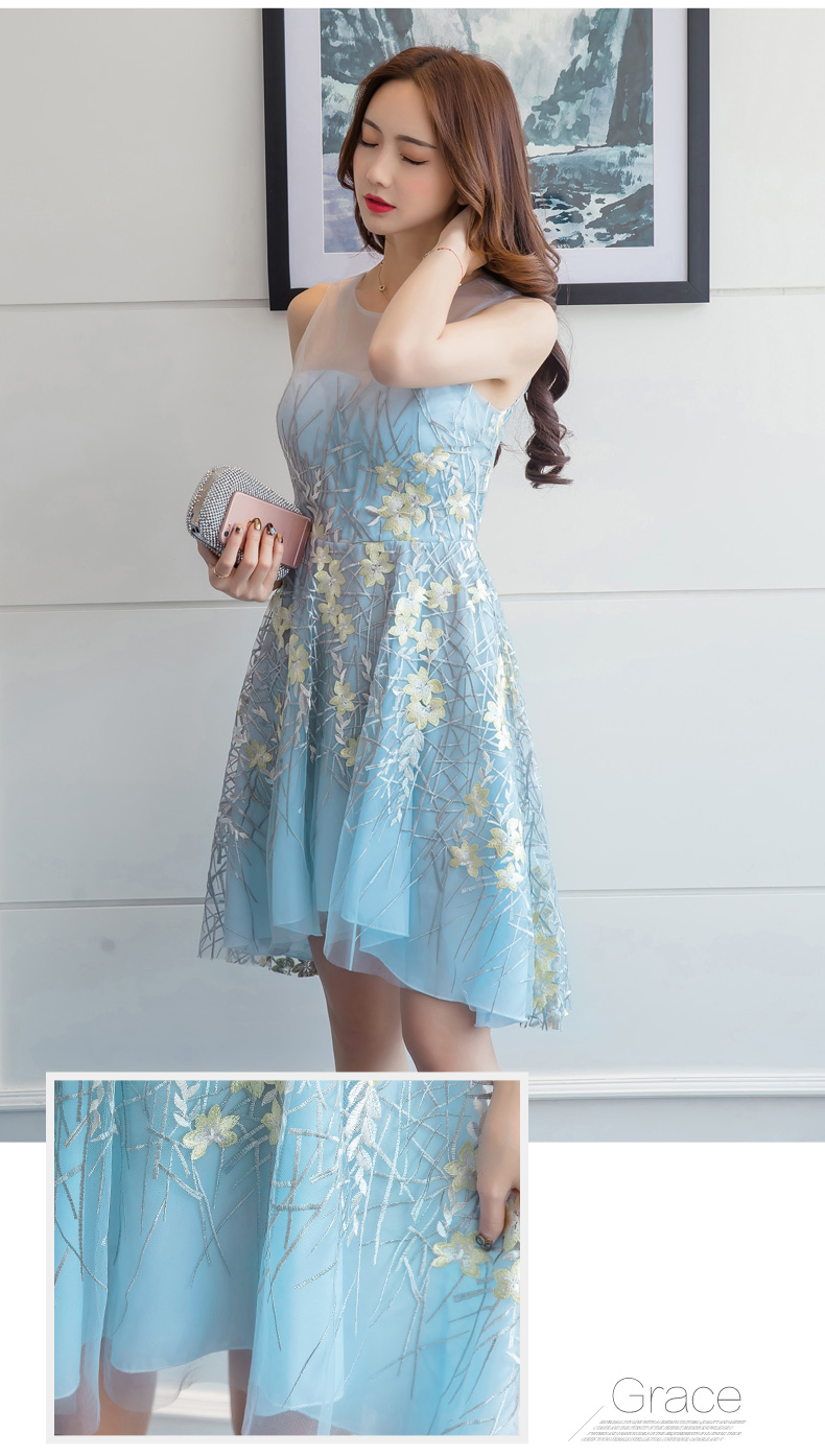 ชุดเดรสสั้นผ้าโปร่งสีฟ้าอ่อน ปักลายดอกไม้สีเหลืองอ่อน สวยหรู