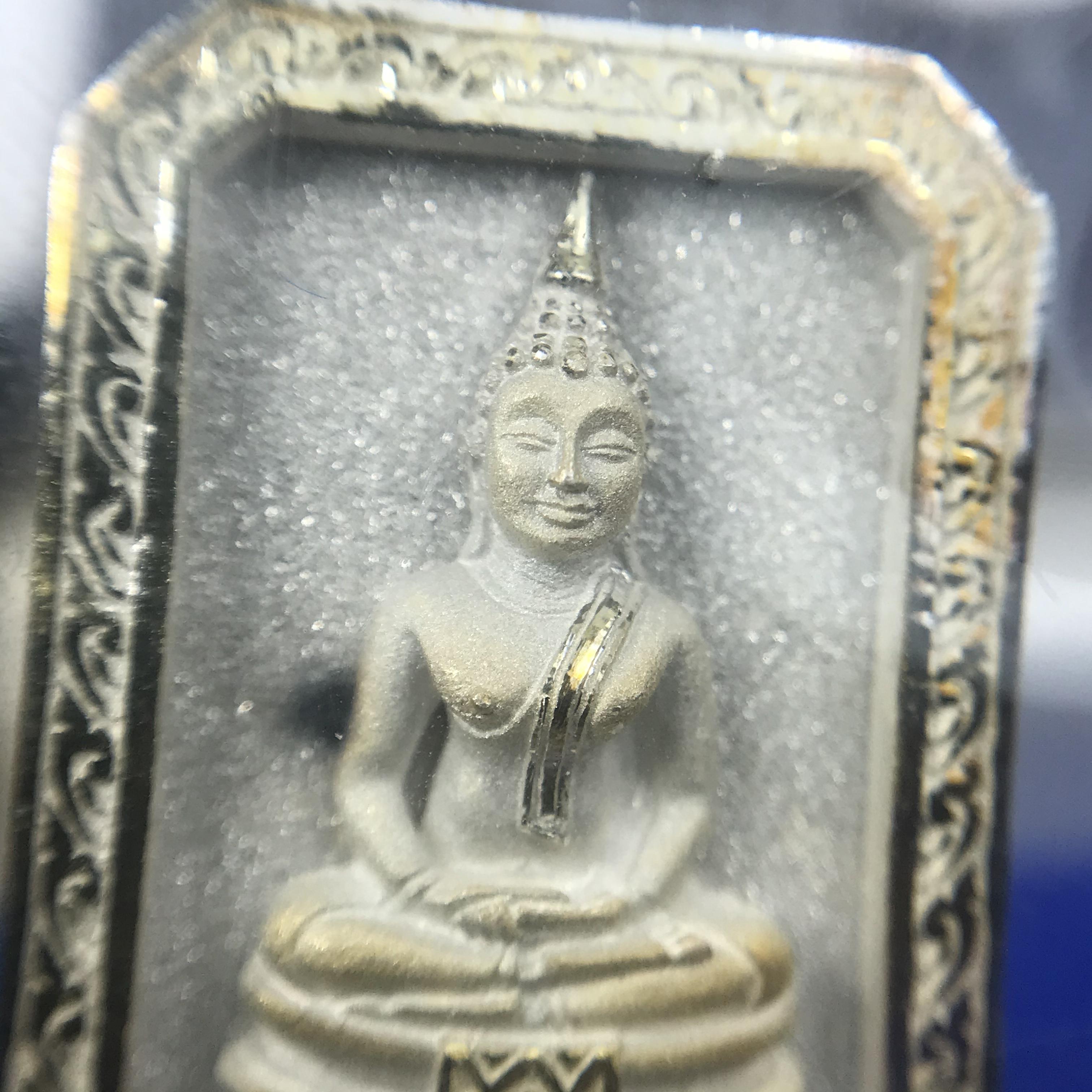 พระพุทธโสธร(หลวงพ่อโสธร) รุ่นสร้างอุโบสถ ปี2539 เนื้อเงิน พิมพ์แปดเหลี่ยม(หายาก) สภาพสวยผิวเดิมขึ้นน้ำทองสีรุ้งแบบนิยม กล่องบรรจุเดิมครบสมบูรณ์