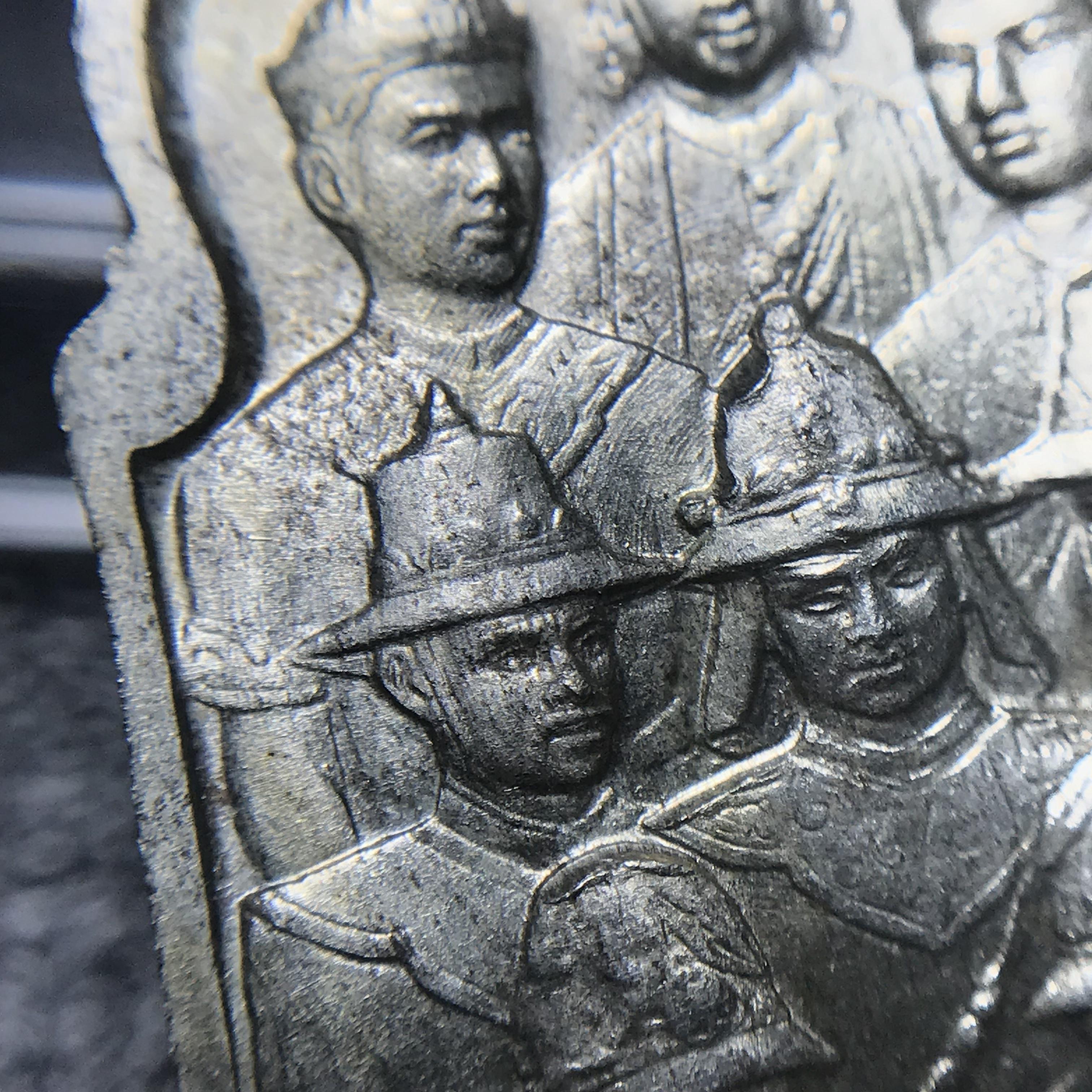 เหรียญนวมหาราชเฉลิมพระชนพรรษา 5 รอบ รัชกาลที่9 ปี 2530 เนื้อนวโลหะกล่องเดิม(หายาก)