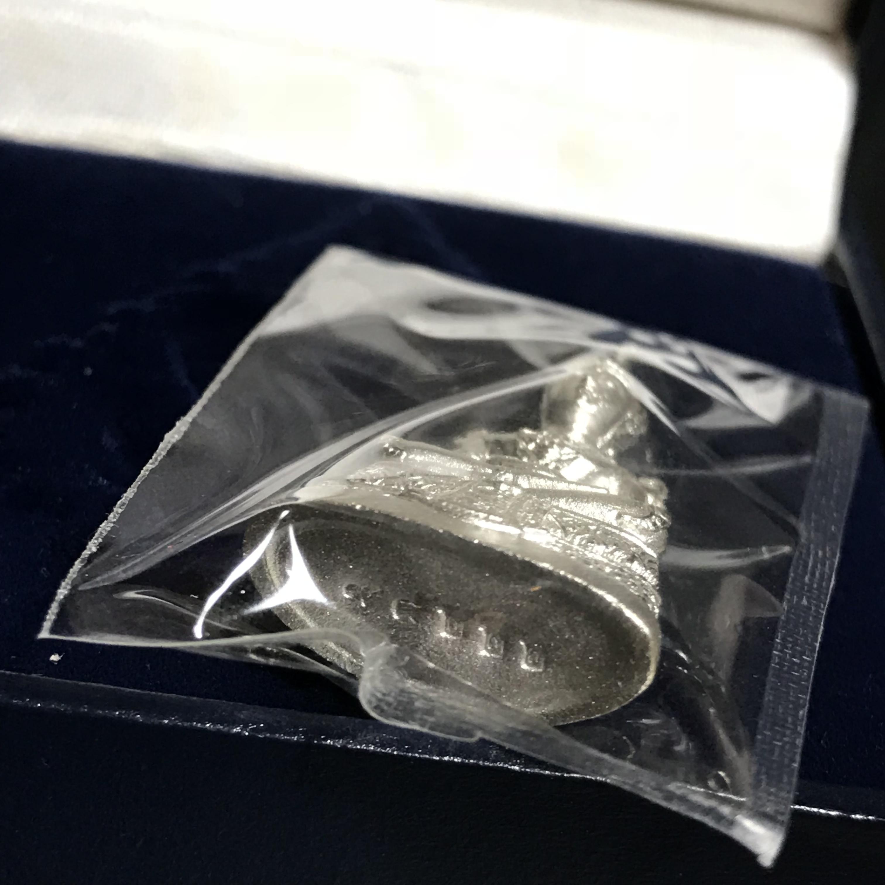 พระแก้วมรกต เนื้อเงินทรายนวลขัดเงา กรมสรรพสามิตจัดสร้างขึ้นเนื่องในโอกาสครบรอบ 64 ปีของกรมสรรพสามิต และเนื่องในวโรกาสที่พระบาทสมเด็จพระเจ้าอยู่หัวทรงครองราชย์ครบ 50 ปีในปีกาญจนาภิเษก เมื่อ พ.ศ.2539(คัดสภาพและเลขสวย)