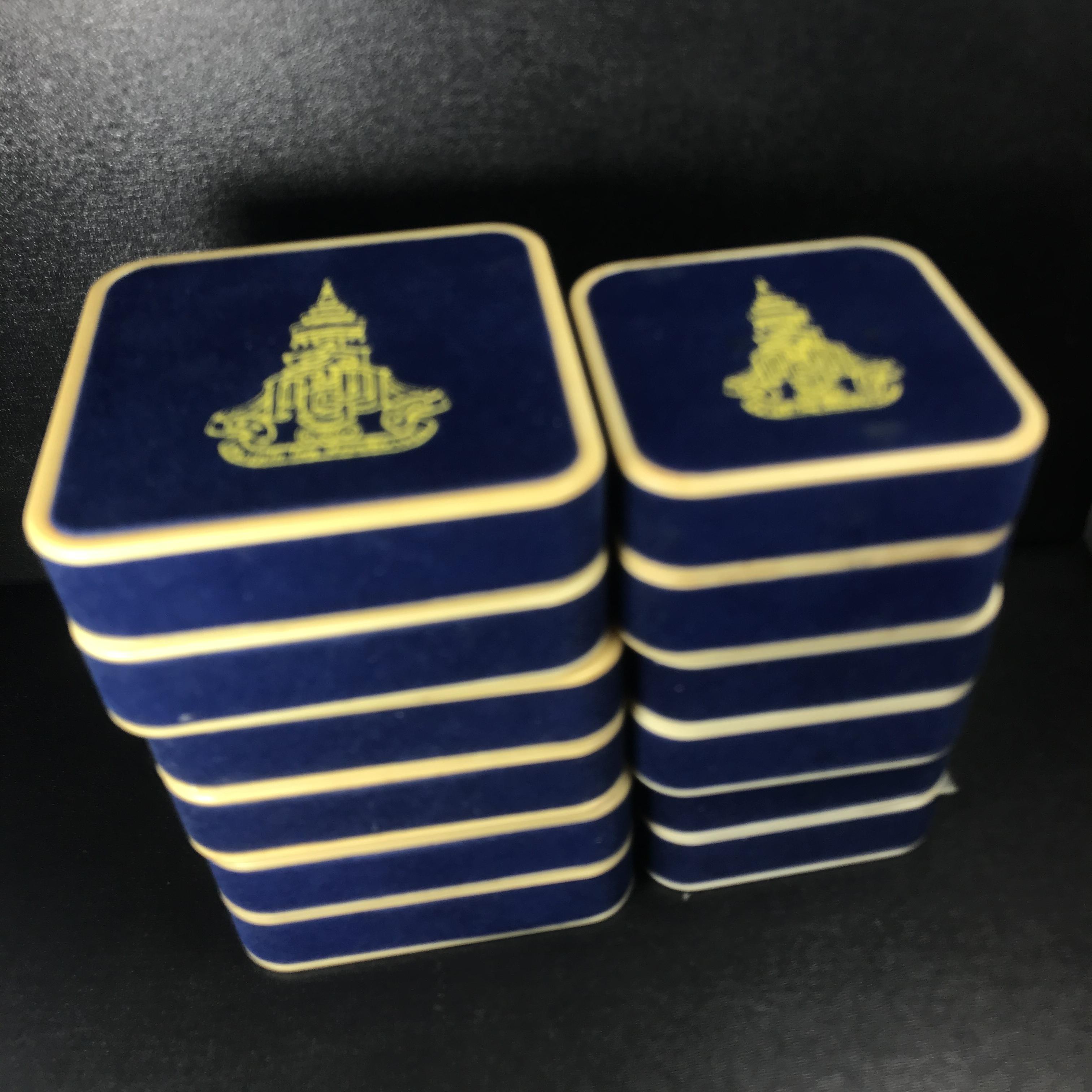 พระรูปเหมือนลอยองค์ สมเด็จพระสังฆราช วัดบวรนิเวศวิหาร รุ่น คชวัตร ปี2546 ที่ระลึกงานฉลองพระชนมายุ 90 พรรษา เนื้อนวโหละ (พิมพ์ใหญ่หน้าตัก 1.5ซม.+พิมพ์เล็กหน้าตัก1 ซม.)รวม1 ชุด 2 องค์