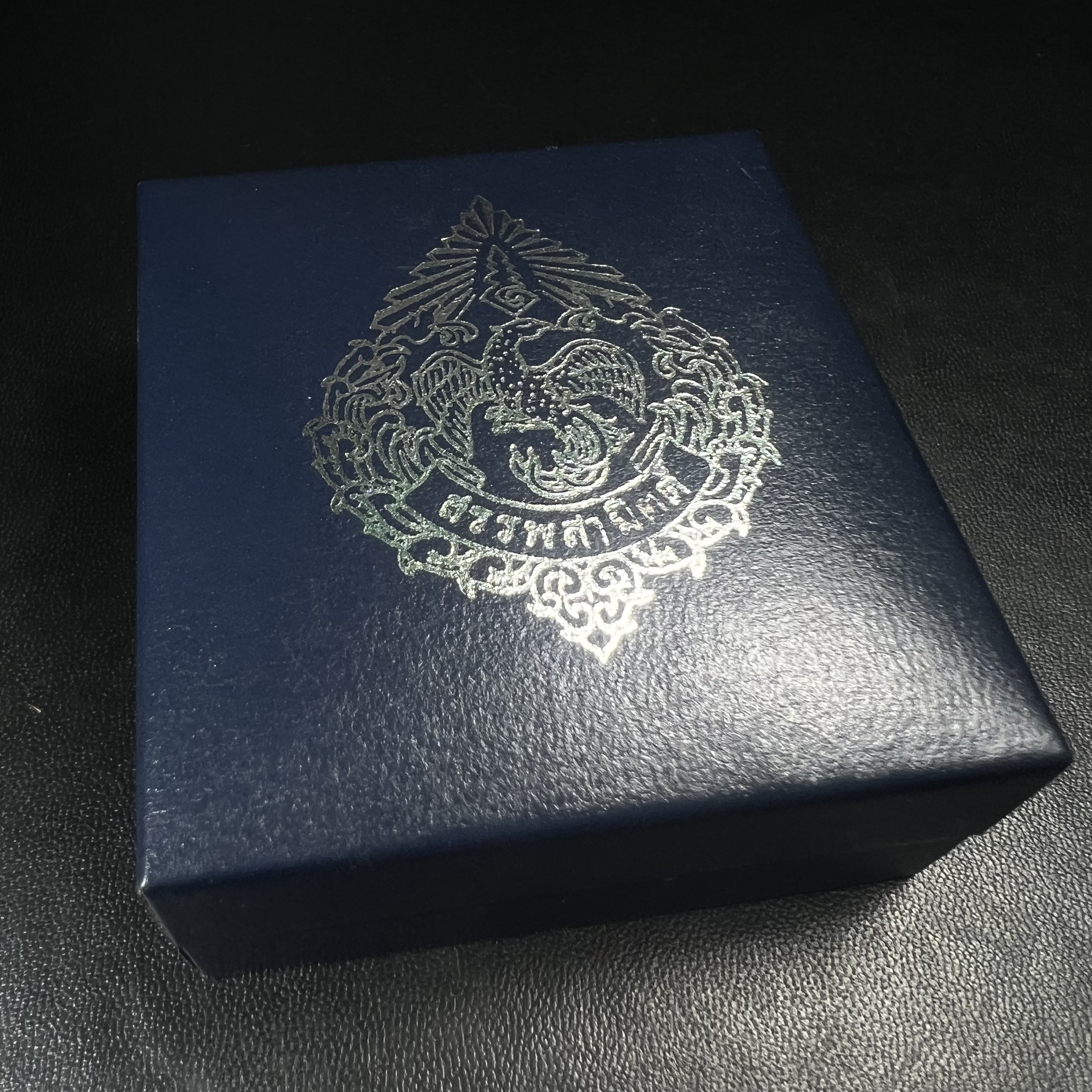 พระแก้วมรกต กรมสรรพสามิตจัดสร้างขึ้นเนื่องในโอกาสครบรอบ 64 ปีของกรมสรรพสามิต และเนื่องในวโรกาสที่พระบาทสมเด็จพระเจ้าอยู่หัวทรงครองราชย์ครบ50ปีเมื่อ พ.ศ.2539 เนื้อเงินทรายนวลขัดเงา(ผิวเดิมๆขึ้นสีรุ้งธรรมชาติสวย(สเน่ห์พระเนื้อเงินสีสันที่ธรรมชาติสรรค์สร้าง)