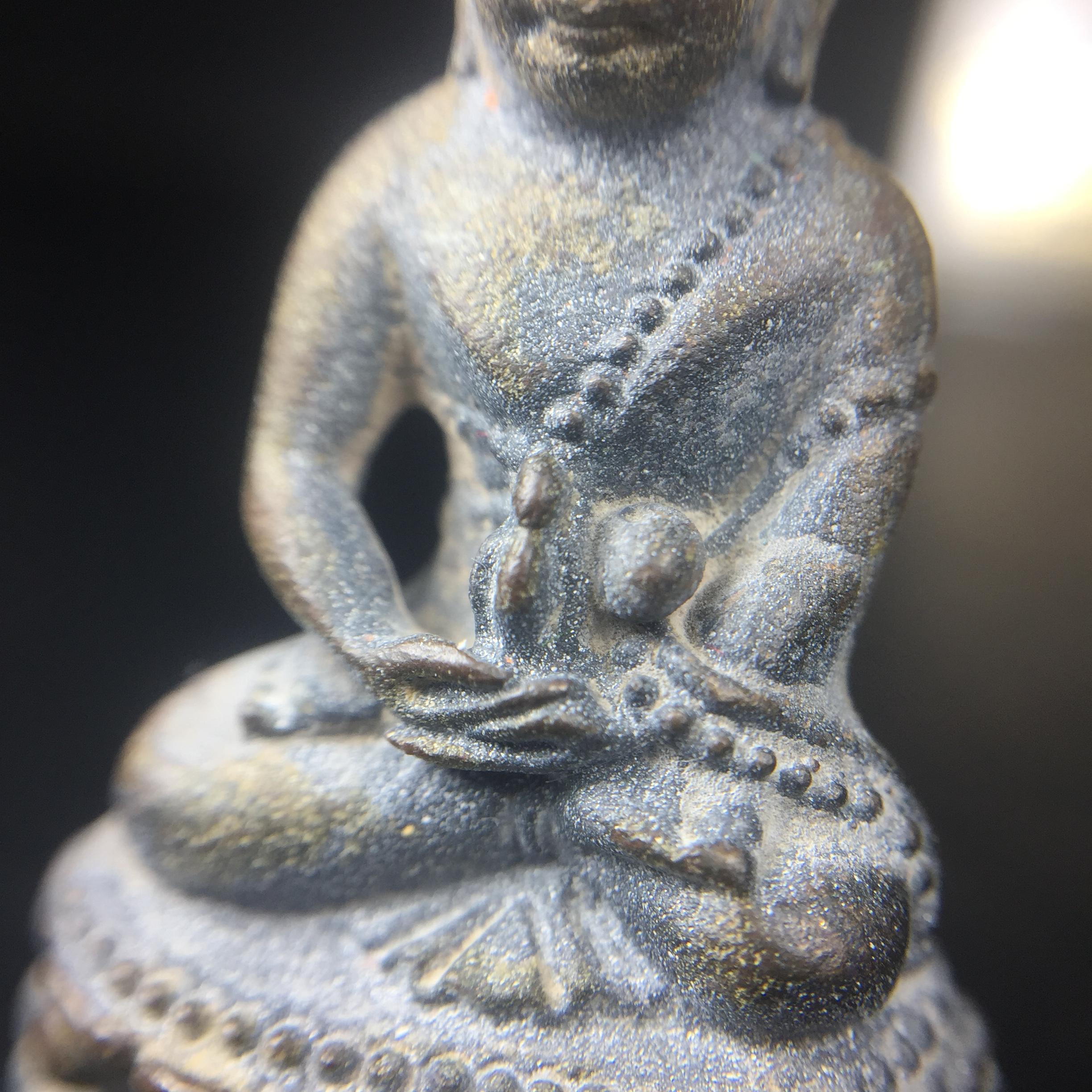 พระกริ่งชินบัญชรฉลองพระชันษา 100 ปี สมเด็จพระญาณสังวร วัดบวรนิเวศวิหาร ปี 2556 เนื้อนวโลหะผสมทองคำก้นทองแดง พิธีใหญ่ มวลสารเด่น นิยม(1 ใน 2556 องค์)