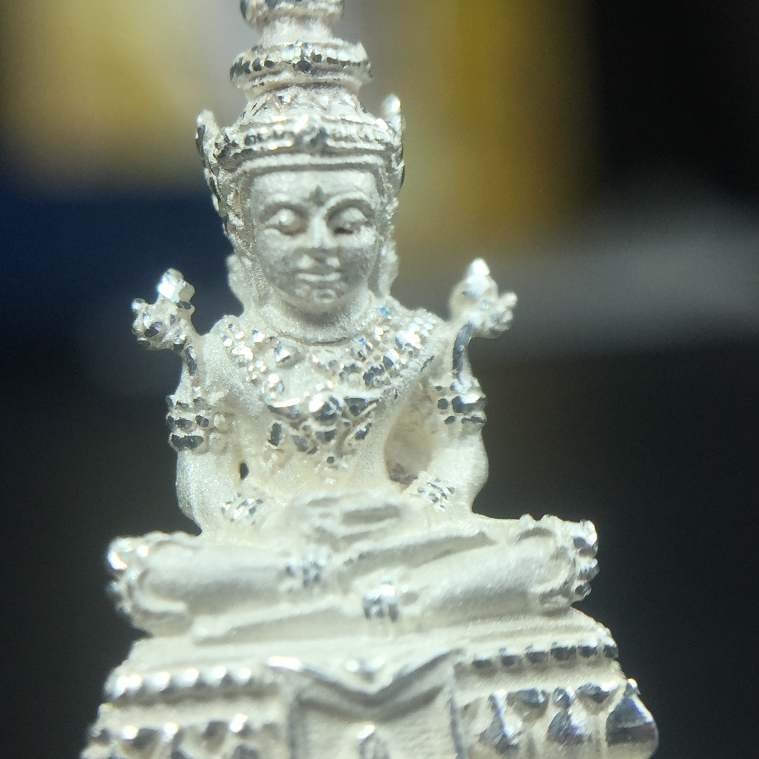 พระแก้วมรกต(จำลอง)ลอยองค์ ขนาดหน้าตัก 1/4 นิ้ว ทรงเครื่องฤดูร้อน เนื้อเงิน ตราสัญลักษณ์ฉลองสิริราชสมบัติครบ 60 ปี พ.ศ.2549