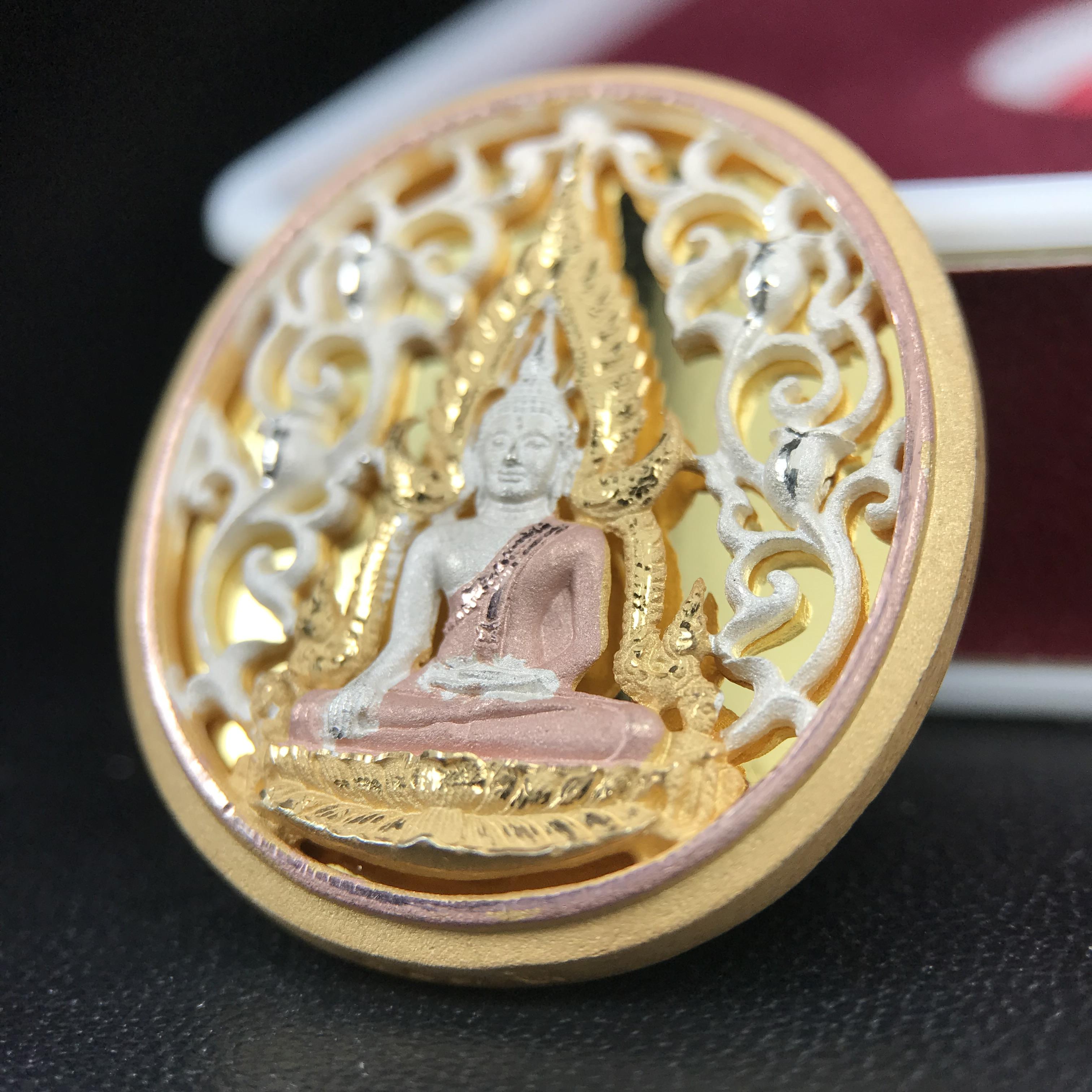 พระพุทธชินราช รุ่น ประวัติศาสตร์ มูลนิธิเพื่อตำรวจไทยจัดสร้าง ปี 2562 เนื้อเงินชุบสามกษัตริย์ขัดเงา พิมพ์เหรียญรูปไข่ฉลุลายไทย พิมพ์ใหญ่ พระพุทธชินราช แบบจิวเวอร์รี่(ขนาดสูง 2.9 ซม.)(สภาพสวยซีนซองเดิม กล่องบรรจุเดิมครบสมบูรณ์)(เลขเรียงสวย องค์หมายเลข 123)