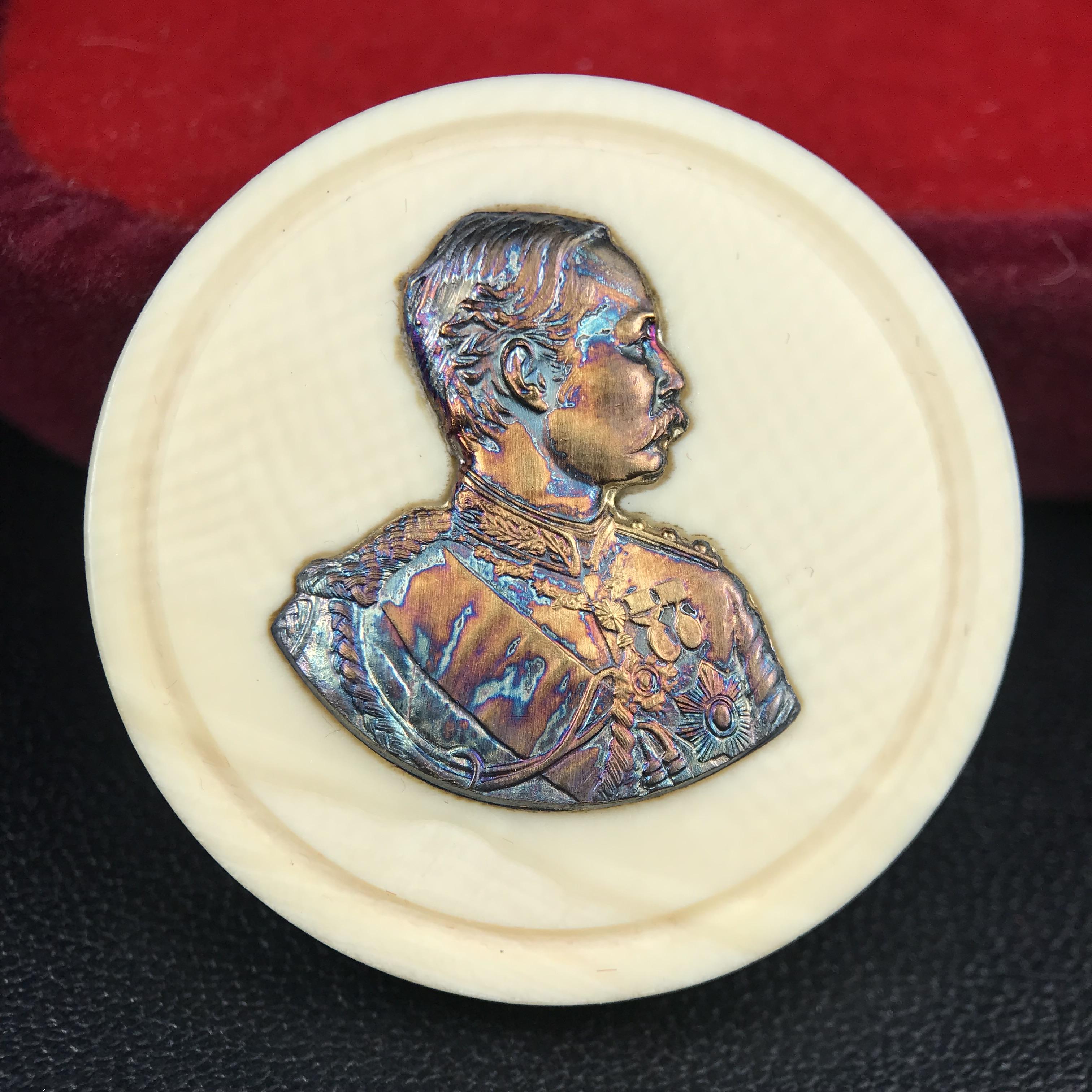 เหรียญรัชกาลที่ 5 คชสารหมื่นปี หลวงพ่ออุตตมะ วัดวังก์วิเวการาม ปี 2540 พิมพ์ใหญ่ขนาด 3.0 ซม. หน้ากากทองคำบริสุทธิ์ 99.99% (ผิวสวยเดิมขึ้นรุ้งงดงามธรรมชาติ)พร้อมกล่องบรรจุเดิมครบ(ควรคู่ผู้รู้คุณค่า ด้วยวัตถุมงคล เสริมบุญญาบารมี)