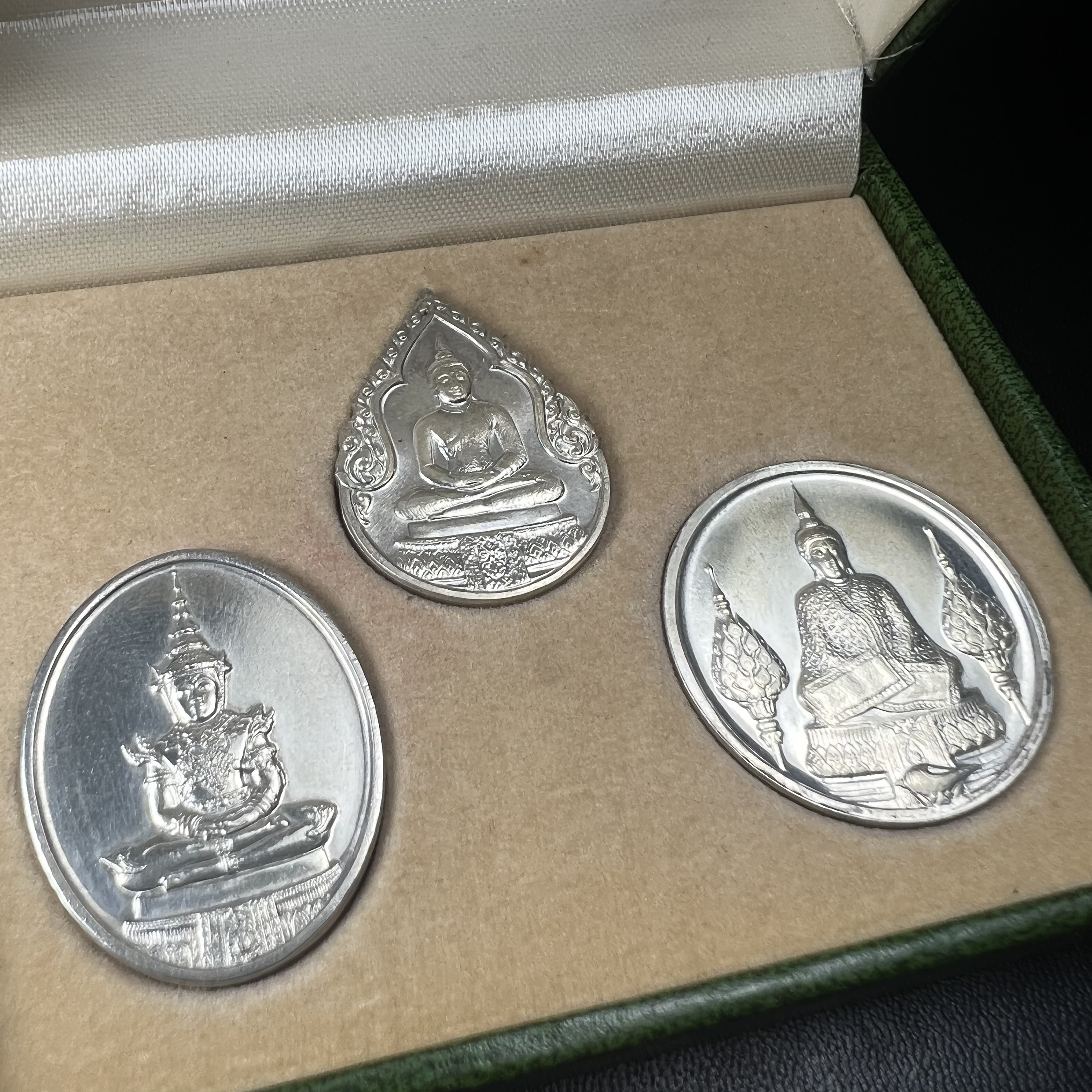 เหรียญพระแก้วมรกตหลัง ภปร ฉลองกรุงรัตนโกสินทร์ครบ 200 ปี พ.ศ.2525 เนื้อเงินกล่องบรรจุเดิมครบ3พิมพ์(บล็อกพระราชศรัธา)(ในหลวงรัชกาลที่9 เสด็จในพิธี)