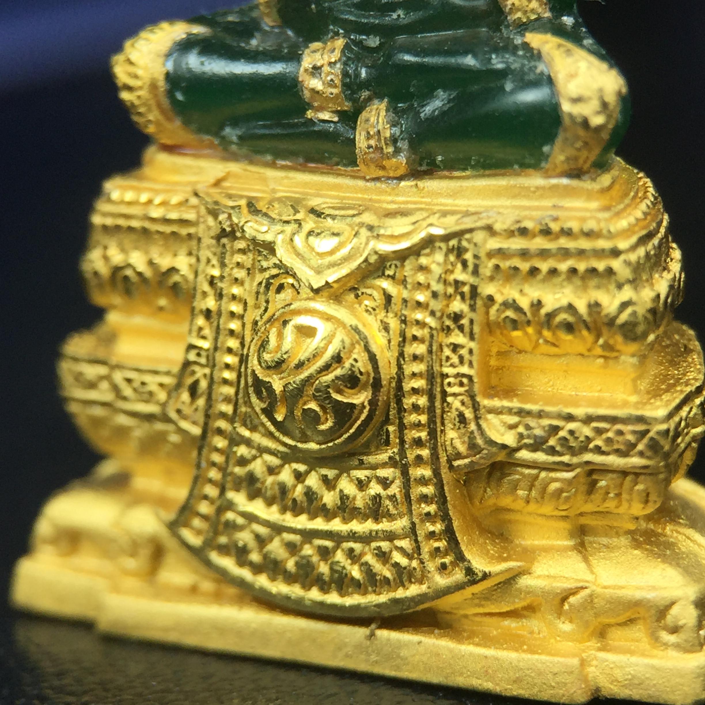 พระแก้วมรกต ภปร. จัดสร้างโดย รพ.ภูมิพลฯ ปี2547 ลอยองค์ขนาดหน้าตัก 1/2 นิ้ว เนื้อเรซิ่นหุ้มทองคำ99.99 งดงามทรงคุณค่าอีกหนึ่งรุ่นยอดนิยม หายาก