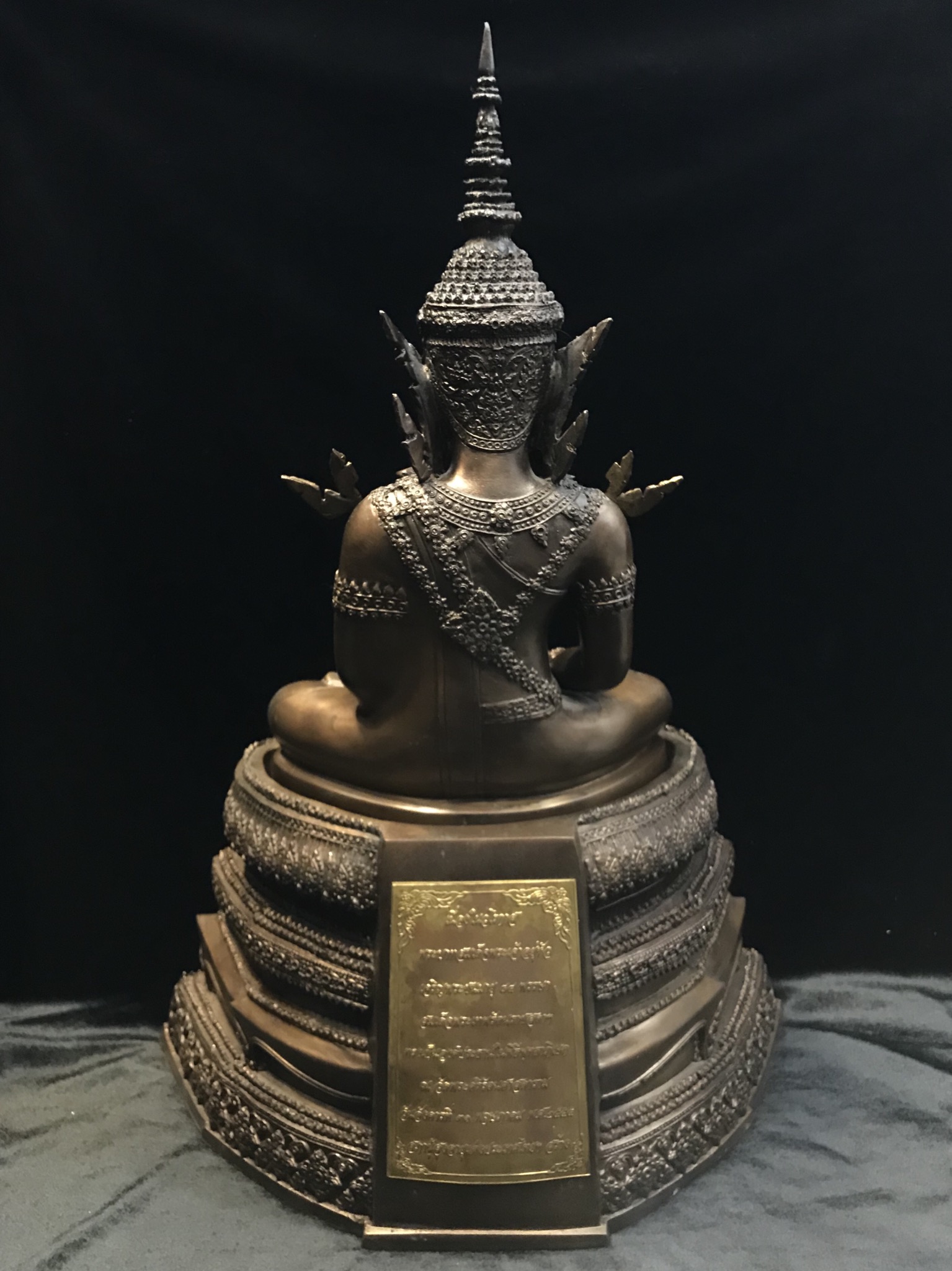 พระพุทธรูปทรงเครื่องจักรพรรดิ(พระแก้วมรกต) ภปร มหามงคลเฉลิมพระชนมพรรษา 84 พรรษา ปี2554 ขนาดหน้าตัก 9นิ้ว(หายาก1ใน500องค์)