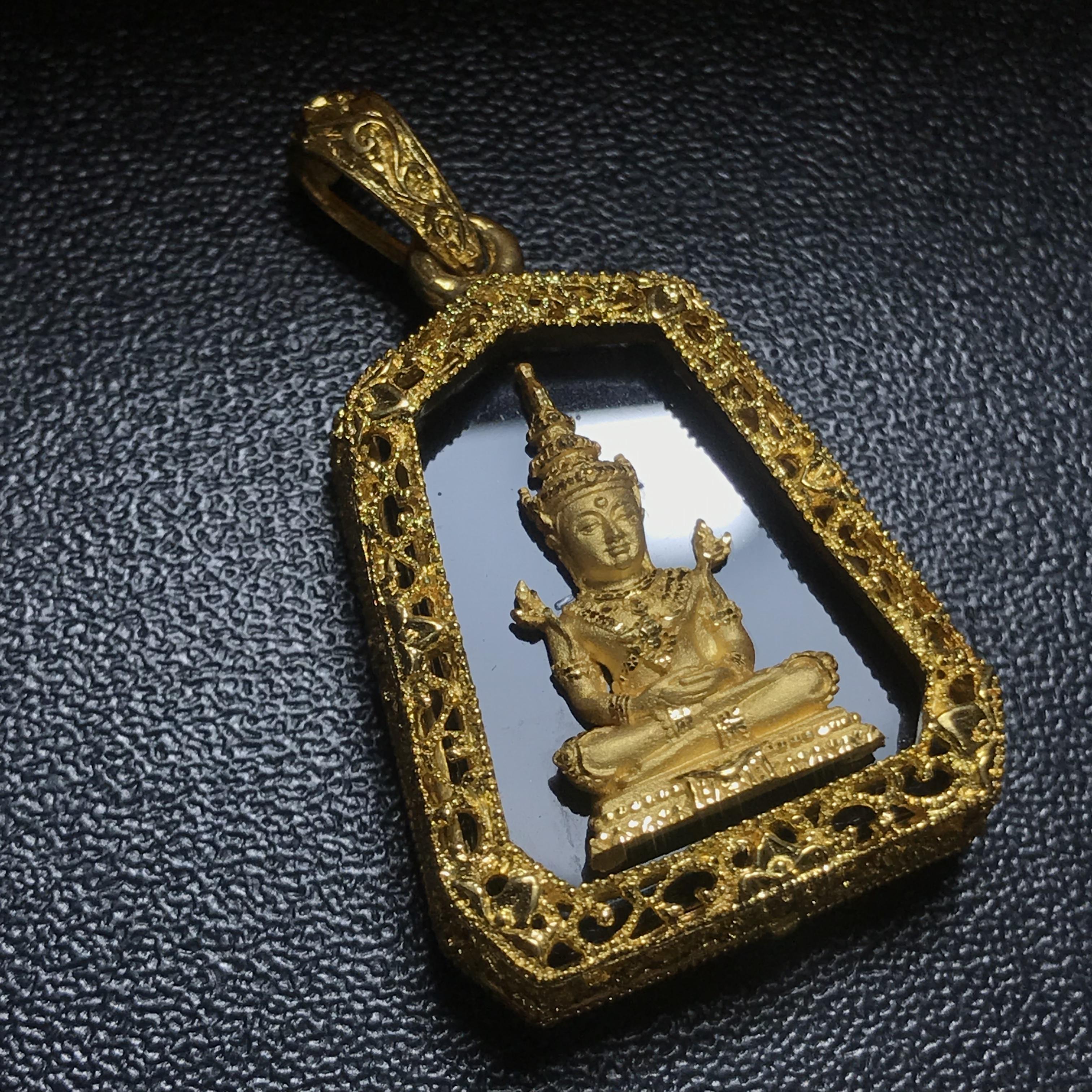 เหรียญพระแก้วมรกต(จำลอง)ทรงเครื่องฤดูร้อนแบบเจ็ดเหลี่ยม เนื้อทองคำ ด้านหลังตราสัญลักษณ์ฉลองสิริราชสมบัติครบ 60 ปี(1ใน1999องค์)(หายากมาก)