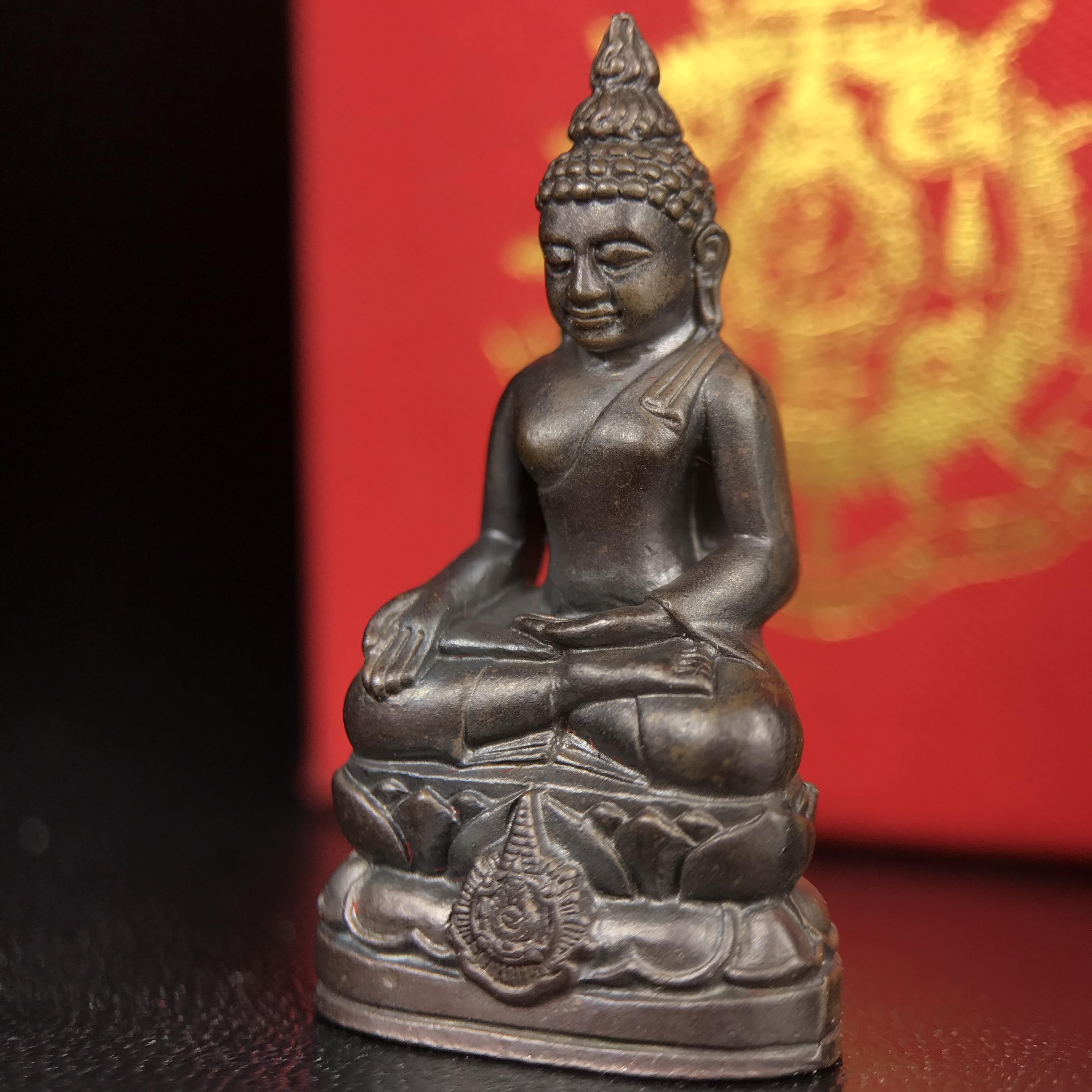 พระกริ่งไพรีพินาศ บรรจุเหล็กไหล ครั้งแรกและครั้งเดียวในประวัติศาสตร์ เฉลิมพระเกียรติ พระบาทสมเด็จพระเจ้าอยู่หัวรัชกาลที่9 พระชนมพรรษา 6 รอบ ปี2542 เนื้อนวโลหะผสมทองคำ(บรรจุเหล็กไหล)ดีนอก-ดีใน พิธีใหญ่ มวลสารเด่น (หายาก)