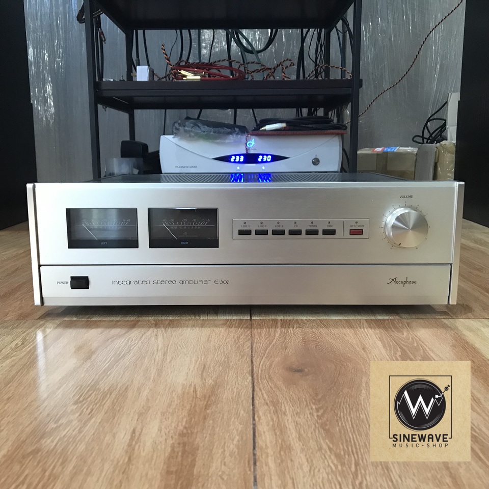 Integrated Amp ยี่ห้อ Accuphase รุ่น E-302 (Made in Japan) ไฟ 220Volts