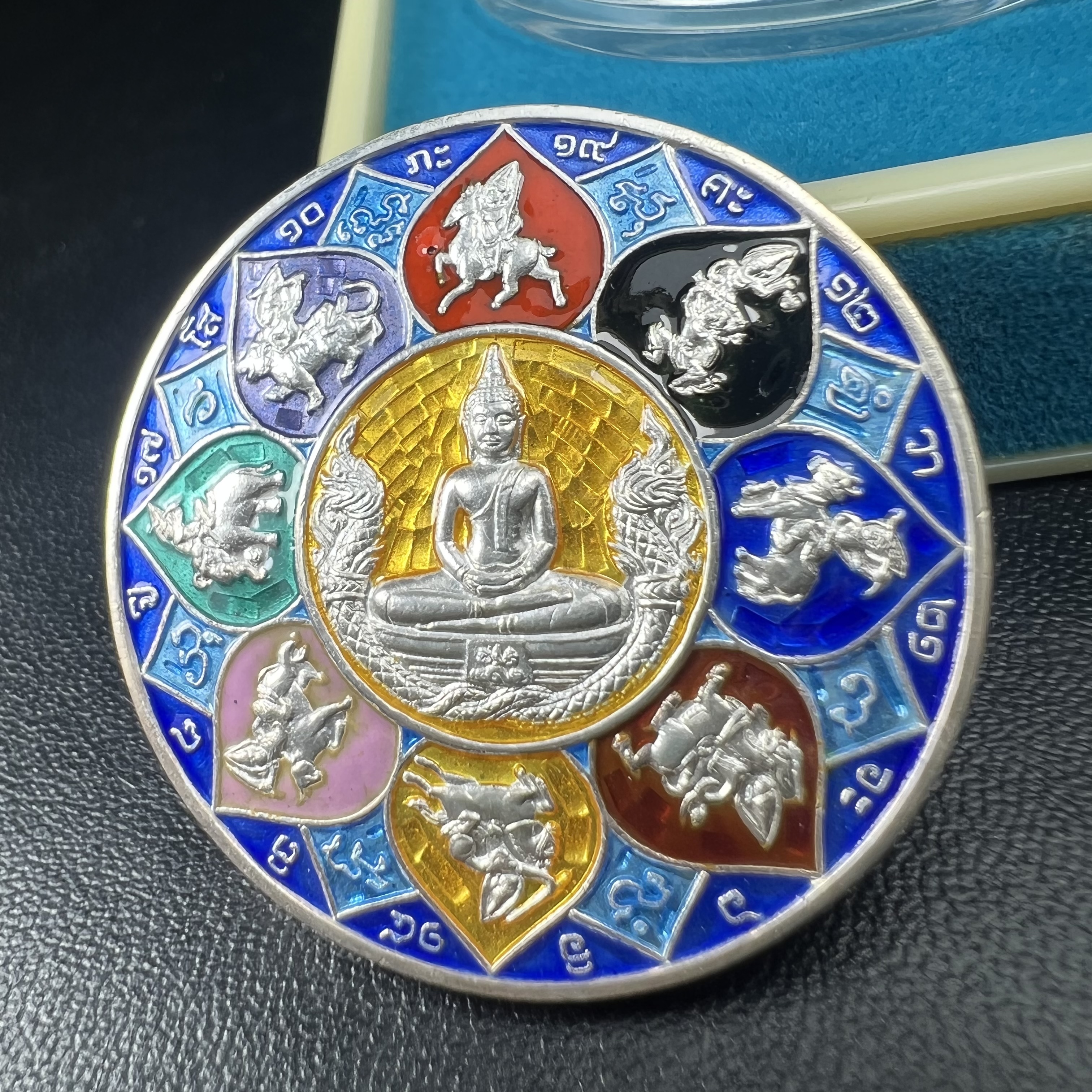 เหรียญหลวงพ่อโสธร รุ่นดวงชะตาคู่ชีวิต พิธีมหาจักรพรรดิตราธิราชครั้งยิ่งใหญ่ พิธีสวดนพเคราะห์เพื่อความเป็นสิริมงคล ปี 2547 ณ พระอุโบสถวัดโสธรวรารามวรวิหาร จ.ฉะเชิงเทรา เนื้อเงินลงยาราชาวดี ขนาด 3.2 ซม.พร้อมกล่องบรรจุเดิมสภาพสวยครบสมบูรณ์