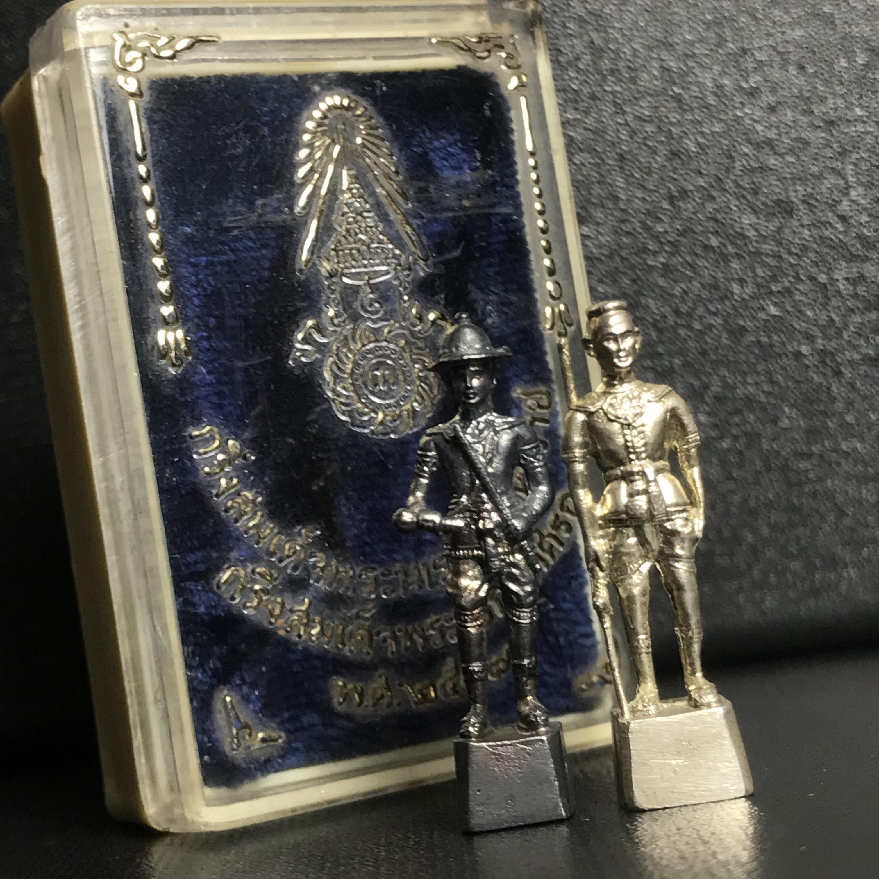 พระกริ่งสมเด็จพระนเรศวร-พระกริ่งสมเด็จพระเอกาทศรถ กองทัพภาคที่3จัดสร้าง ปี2517 เนื้อเงินกล่องเดิม(หายาก)(1ใน120ชุด)(ในหลวง ร.9 เสด็จในพิธี)