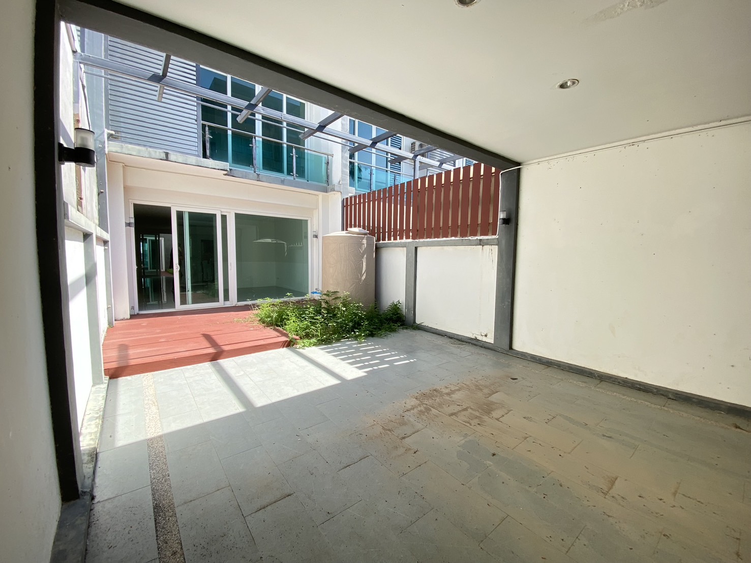 For Sales : Sea front, 2-Story commercial buildings, 3 Bedroom 6 Bathroom