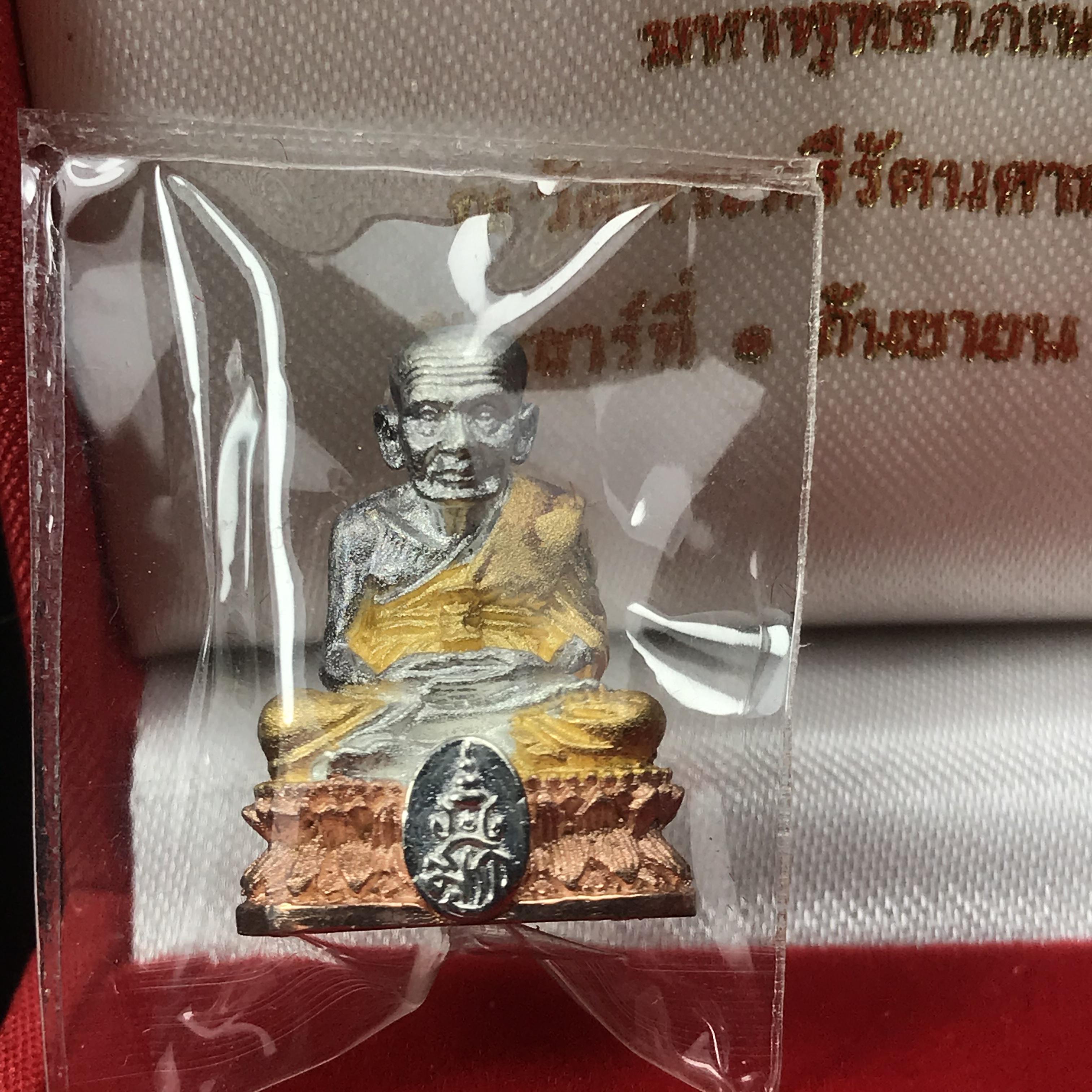 สมเด็จหลวงพ่อทวด วัดช้างให้ ปี2544 รุ่น เฉลิมพระเกียรติ ตราสัญลักษณ์ มวก. พิมพ์ลอยองค์ เนื้อเงินสามกษัตริย์