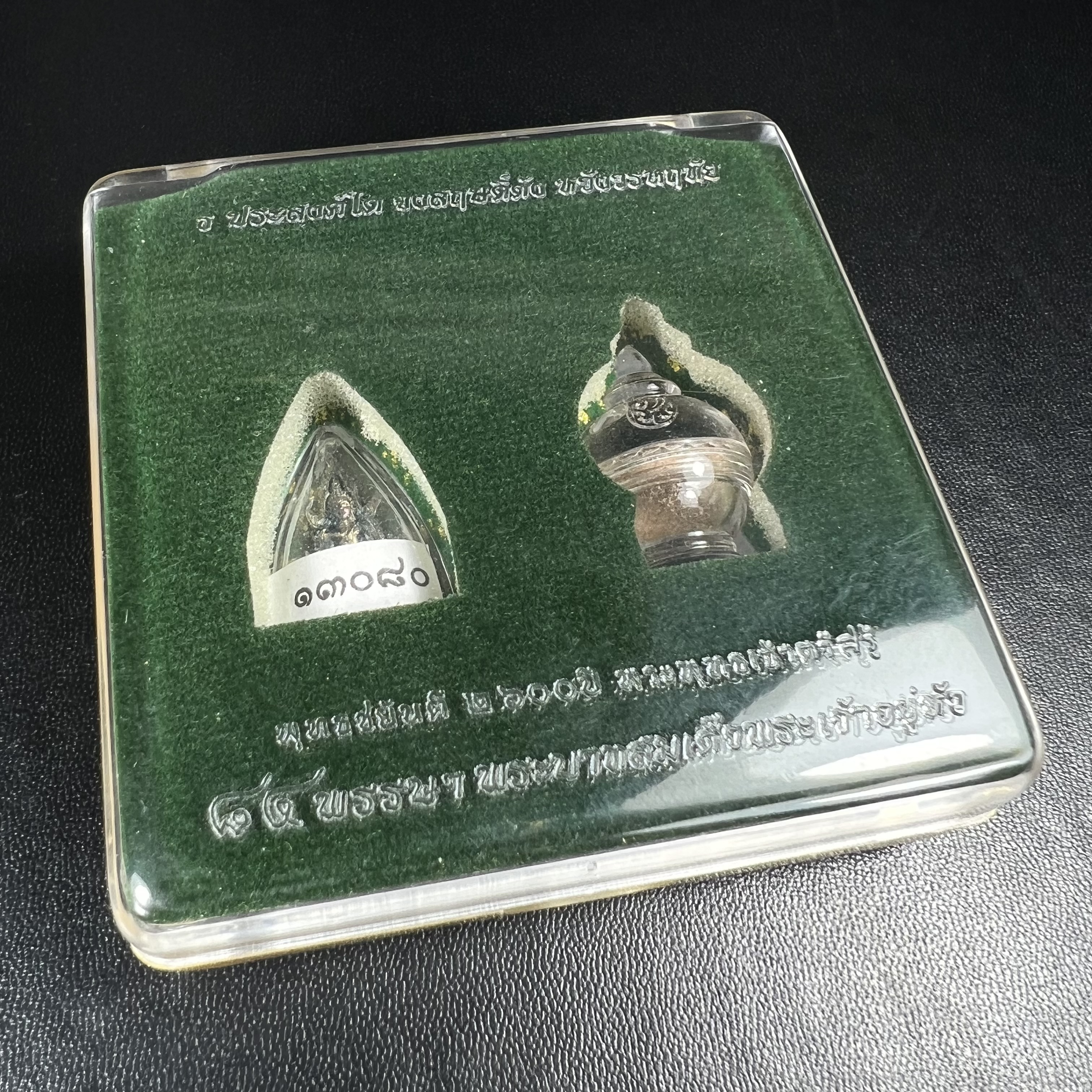 พระพุทธชินราช(จำลอง) ภปร. 84 พรรษา เนื้อเงินชุบทองคำขาว พิมพ์เล็กขนาดหน้าตัก 1/4 นิ้ว (สภาพผิวเดิมสวย ขึ้นสีรุ้งธรรมชาติ แบบนิยม)(พระราชทานมวลสาร จิตรลดาและเส้นพระเจ้า(เส้นผม))พุทธศิลป์ทรงคุณค่าอีกหนึ่งรุ่นยอดนิยม