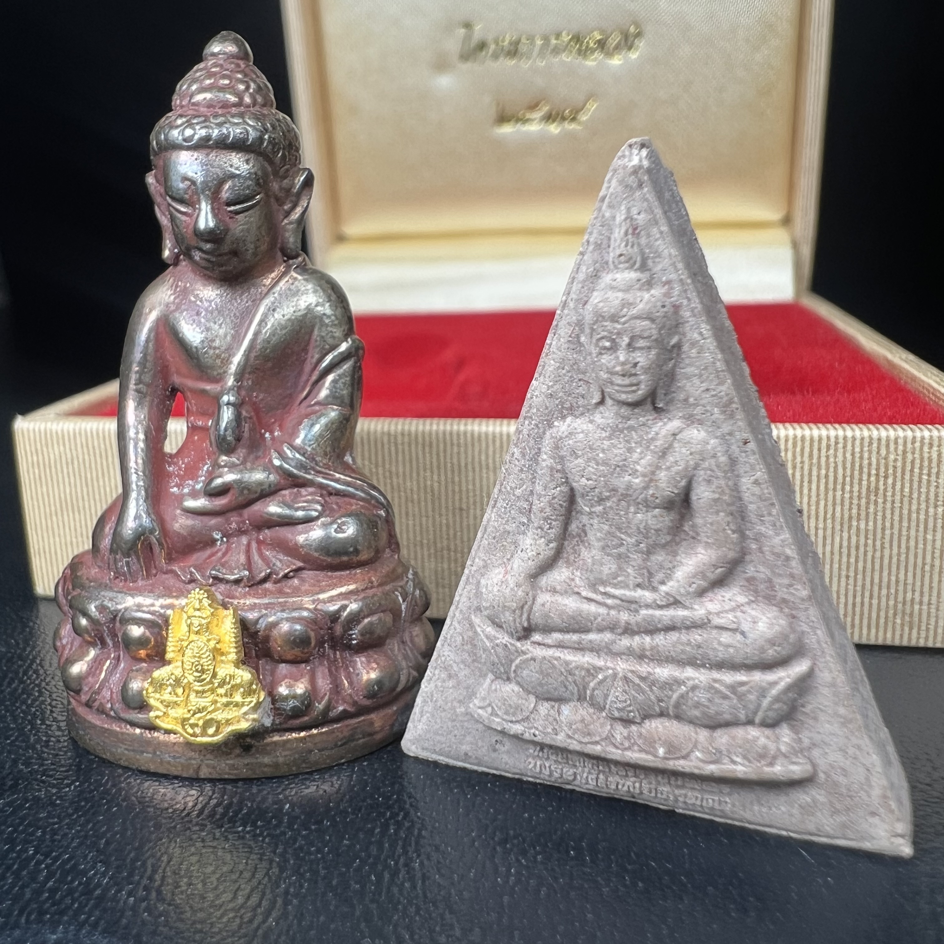 พระกริ่งเจริญโภคทรัพย์ พระพิมพ์จิตรลดา ที่ระลึกโครงการหลวง ปี 2539 ฉลองครองราชสมบัติครบ 50 ปี รัชกาลที่ 9 ตรากาญจนาภิเษกทองคำ(เนื้อทองคำแท้)(ชุดกรรมการหายาก)(สภาพผิวยาขัดแดงๆติดเต็มๆสวยเดิม ผิวแบบนี้พบเจอน้อย))(1ใน1999ชุด)