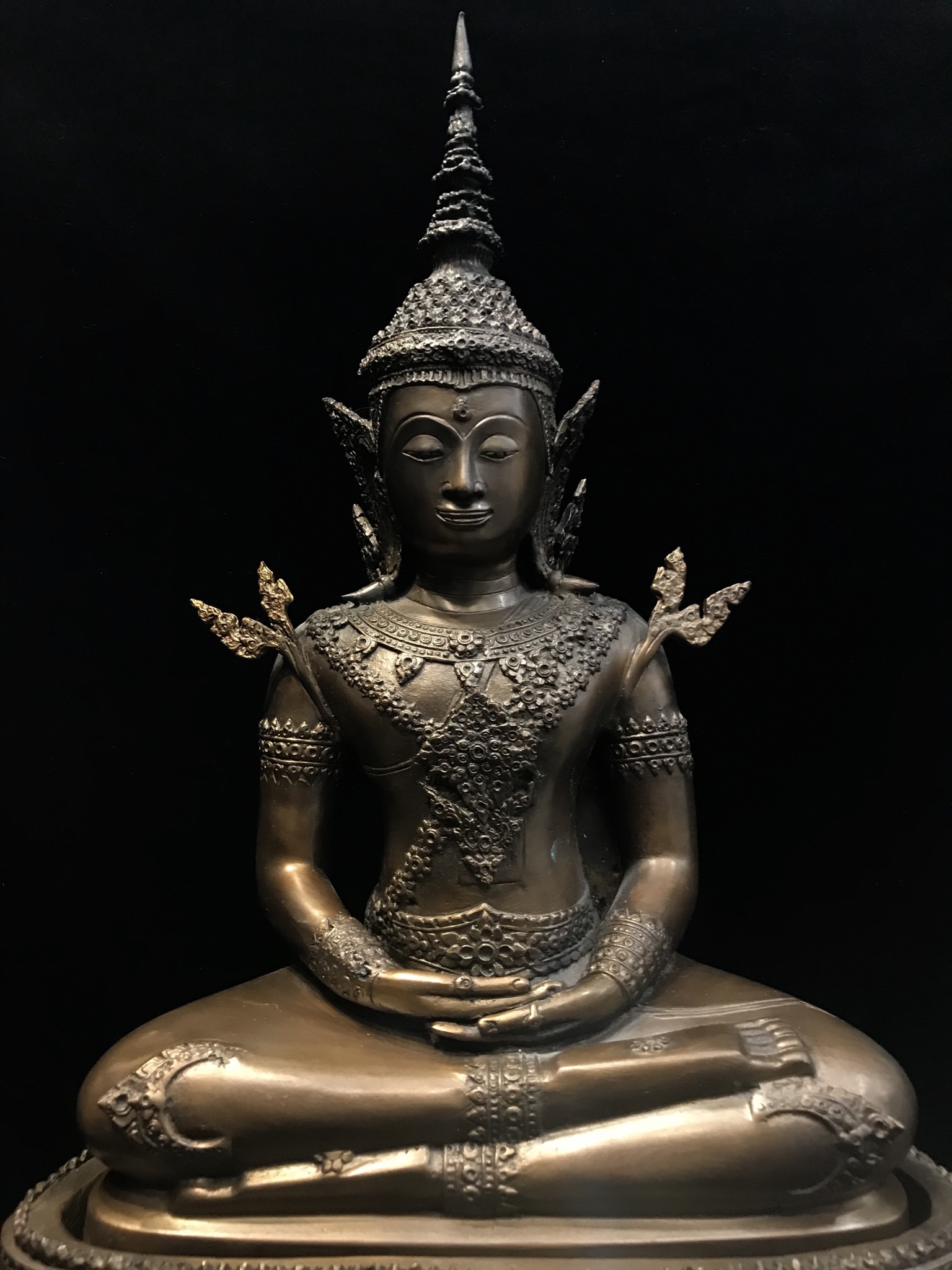 พระพุทธรูปทรงเครื่องจักรพรรดิ(พระแก้วมรกต) ภปร มหามงคลเฉลิมพระชนมพรรษา 84 พรรษา ปี2554 ขนาดหน้าตัก 9นิ้ว(หายาก1ใน500องค์)