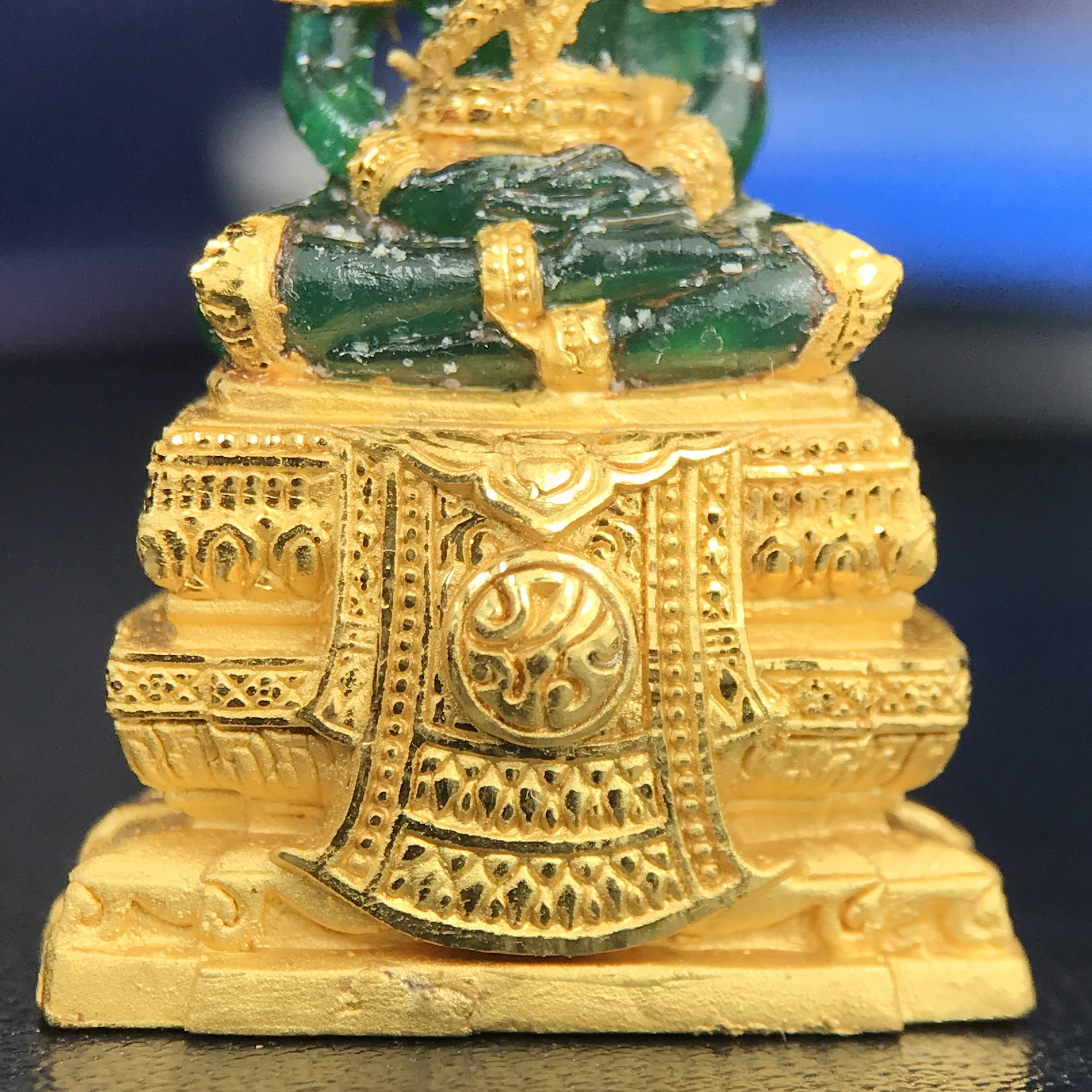 พระแก้วมรกต ภปร. จัดสร้างโดย รพ.ภูมิพลฯ ปี2547 ลอยองค์ขนาดหน้าตัก 1/2 นิ้ว เนื้อเรซิ่นหุ้มทองคำ99.99 งดงามทรงคุณค่าอีกหนึ่งรุ่นยอดนิยม หายาก