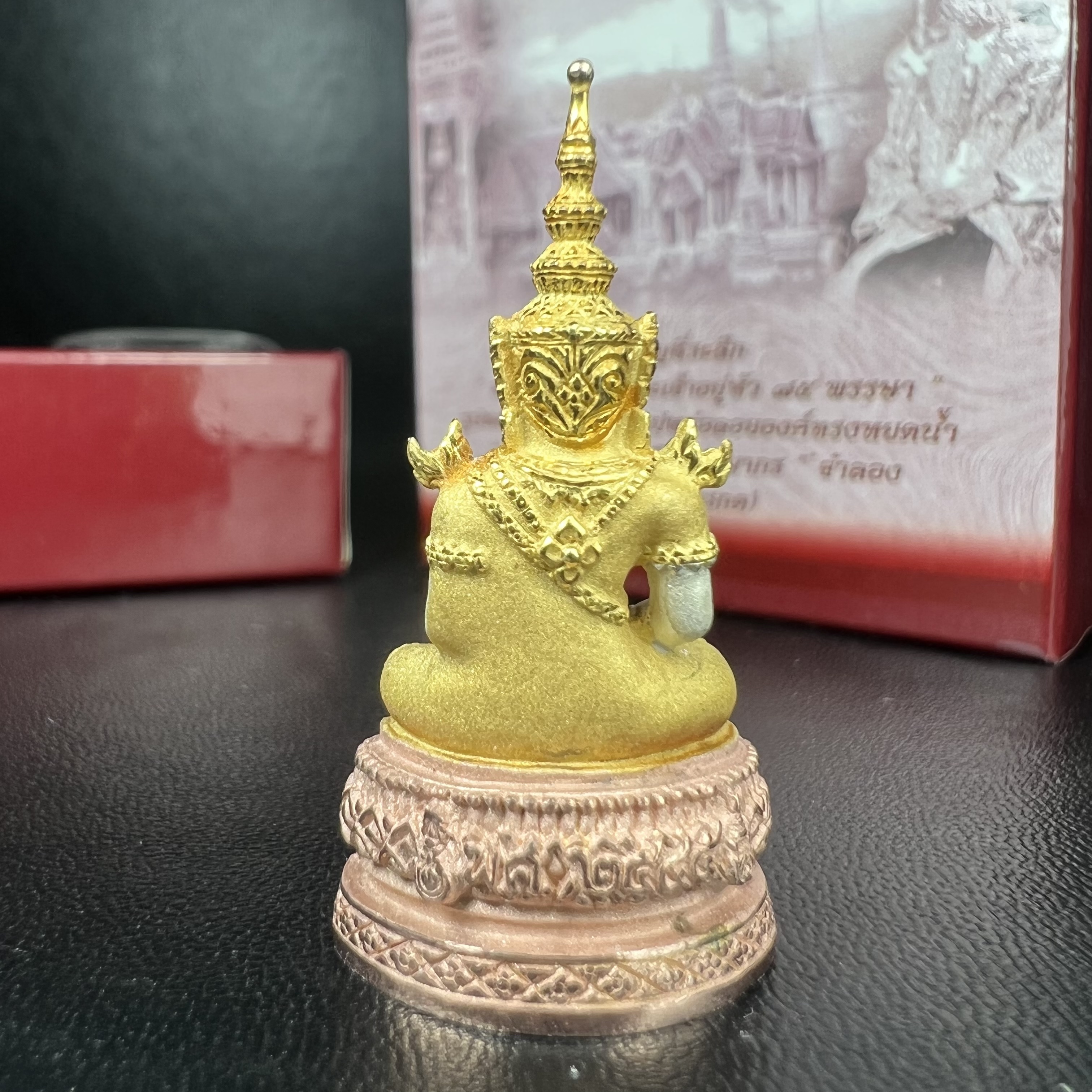 พระแก้วมรกต ภปร.(รุ่นแรก) ปี2545 รุ่นฉลองกรุงรัตนโกสินทร์ครบ 220 ปี พิมพ์ลอยองค์ใหญ่ เนื้อเงินบริสุทธิ์ 92.5% (สามกษัตริย์) ขนาด 19*35 มม. พร้อมกล่องบรรจุดิม สวยครบสมบูรณ์