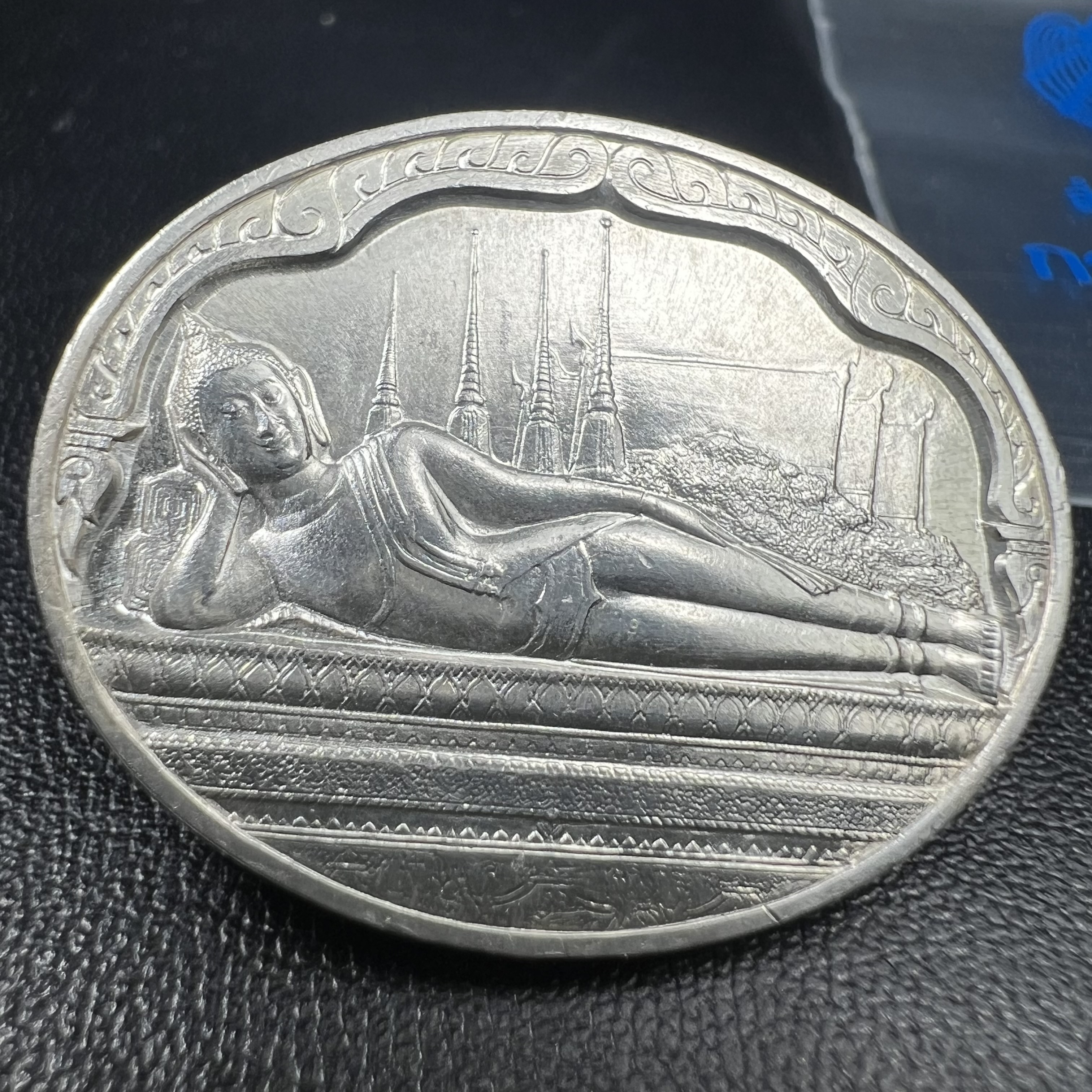 เหรียญพระนอน พระพุทธปรางค์ไสยาสน์ วัดพระเชตุพลวิมลมังคลาราม (วัดโพธิ์) หลัง ภปร. มหามงคลเฉลิมพระชนมพรรษาในหลวงรัชกาลที่9 ครบ 5 รอบ 60 พรรษา ปี 2530 (คัดสภาพสวยซีนซองเดิม)(เนื้อเงินพบเจอน้อยหายาก)เหรียญดี..พิธีใหญ่..พุทธคุณเยี่ยม