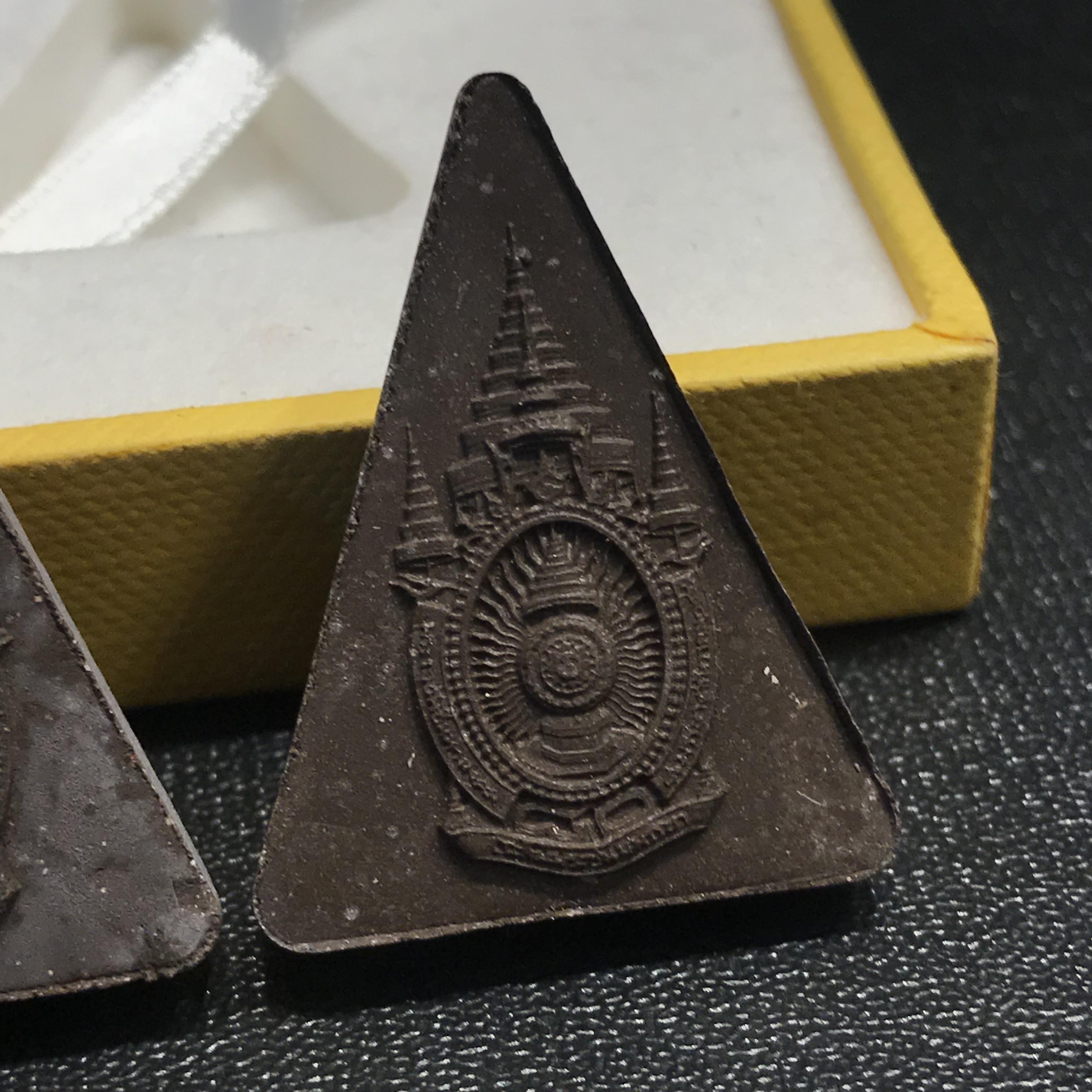 พระพุทธมหาสุวรรณปฏิมากร (หลวงพ่อทองคำ)ตราสัญลักษณ์ 80 พรรษารัชกาลที่9 วัดไตรมิตรวิทยาราม กรุงเทพฯ ปี2550(รวม2องค์)