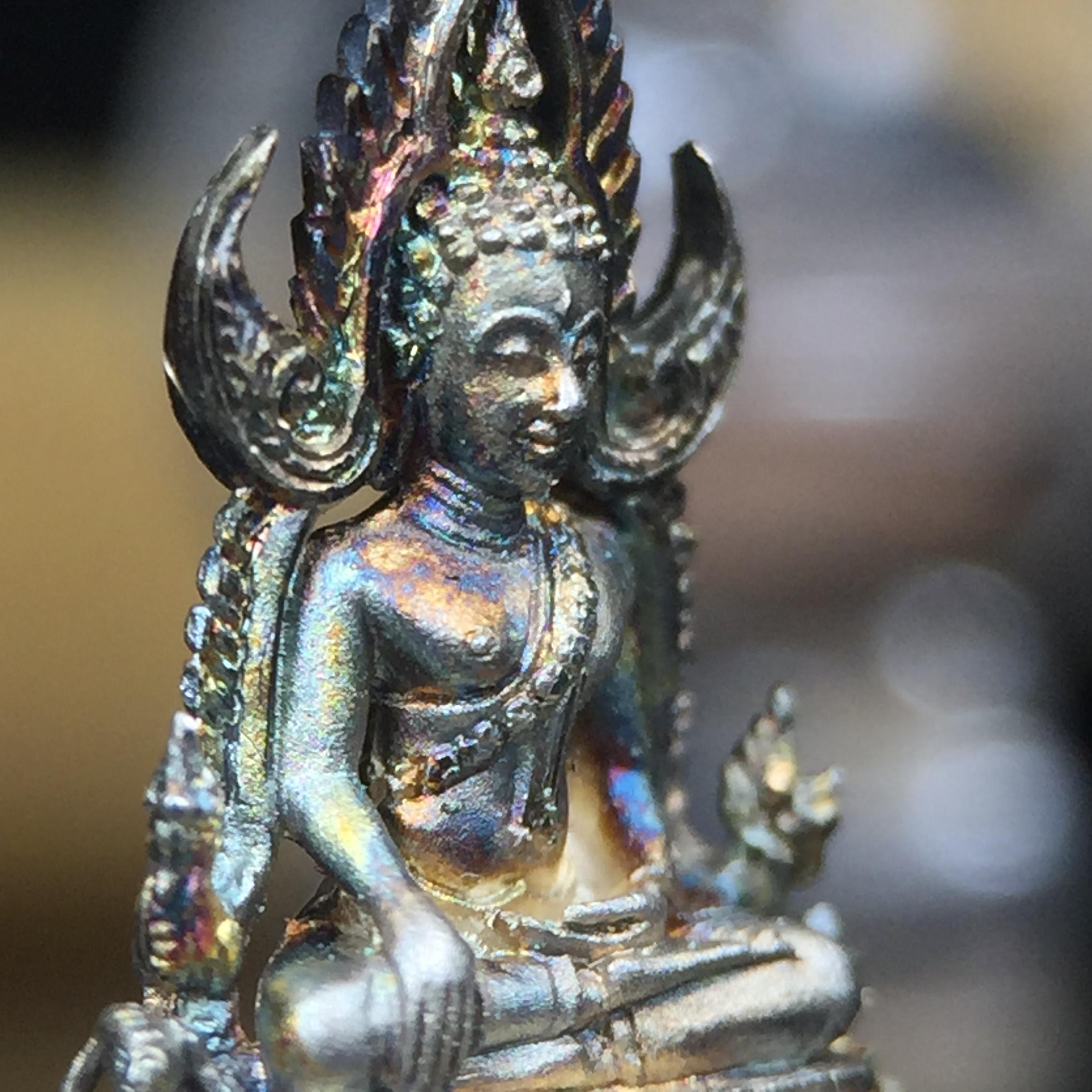 พระพุทธชินราช(จำลอง) ภปร. 84 พรรษา เนื้อเงินชุบทองคำขาว พิมพ์เล็กขนาดหน้าตัก 1/4 นิ้ว (สภาพผิวเดิมสวย ขึ้นสีรุ้งธรรมชาติ แบบนิยม)(พระราชทานมวลสาร จิตรลดาและเส้นพระเจ้า(เส้นผม))พุทธศิลป์ทรงคุณค่าอีกหนึ่งรุ่นยอดนิยม