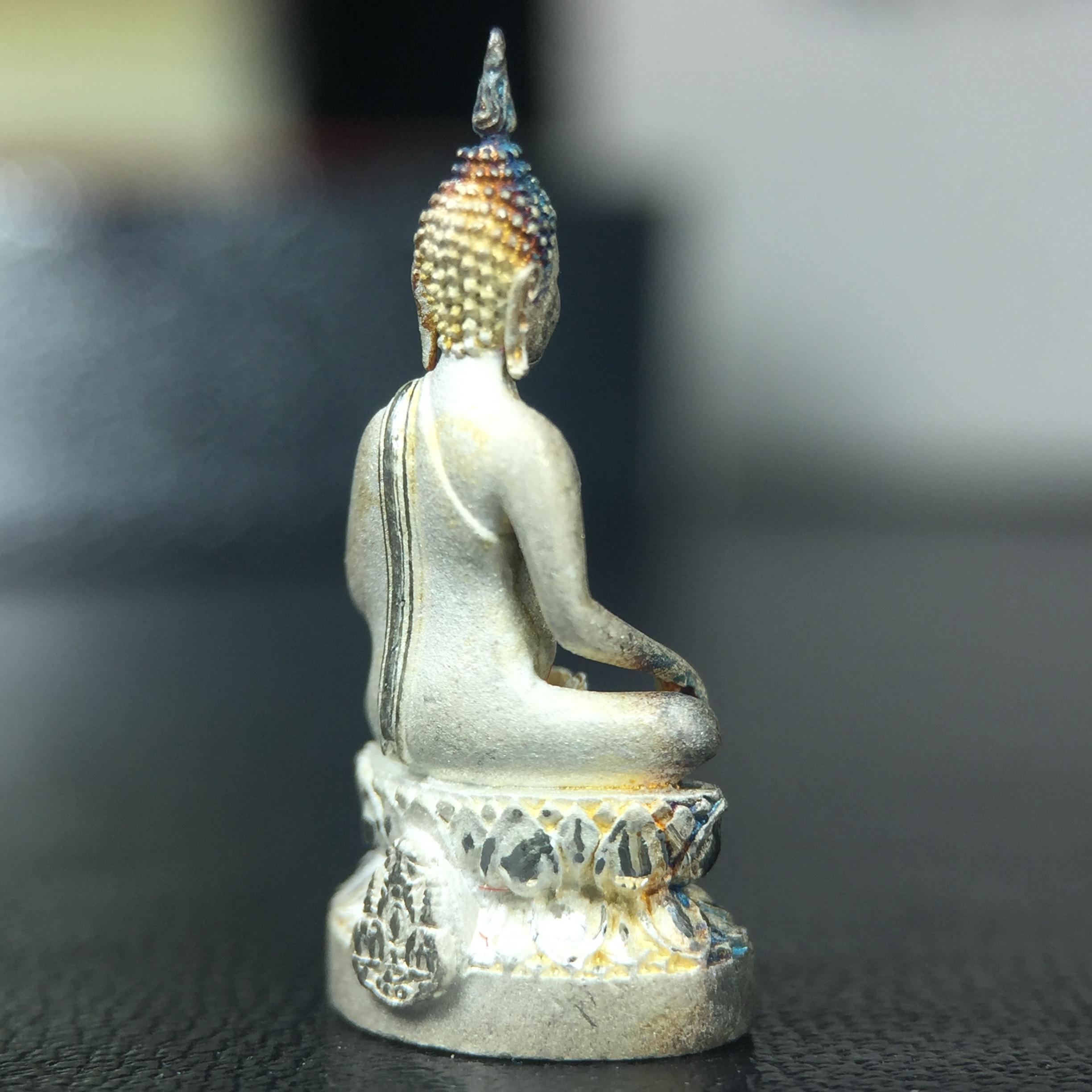 พระชัยวัฒน์พระพุทธนวราชบพิตร ครองสิริราชสมบัติครบ 50 ปี พ.ศ.2540 ขนาดสูง 1.9 ซม. เนื้อเงิน(ผิวเดิมๆขึ้นสีรุ้งธรรมชาติสวย) พร้อมกล่องบรรจุเดิมครบสมบูรณ์ 1ใน 9500 องค์(พุทธนวราชบพิตร นิมิตรหมายแห่งความสามัคคี ด้วยไมตรีแห่งองค์พระภูมิพล)