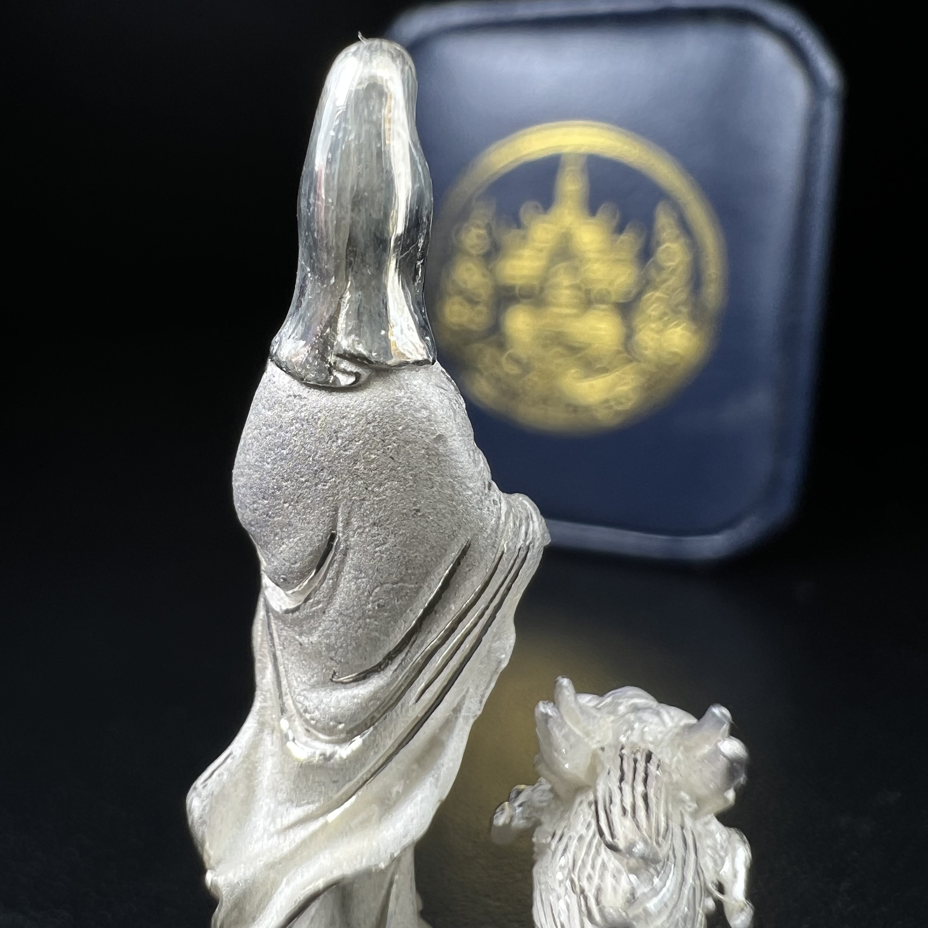 รูปหล่อลอยองค์พระโพธิสัตว์กวนอิม ทรงประทับมังกร จ.ระนอง เนื้อเงิน พิมพ์ใหญ่(สภาพผิว สวยงดงาม ทรงคุณค่า) เฉลิมฉลองในวโรกาสที่พระบาทสมเด็จพระเจ้าอยู่หัวทรงครองสิริราชสมบัติครบ 50 ปี จ.ระนอง พ.ศ.2539