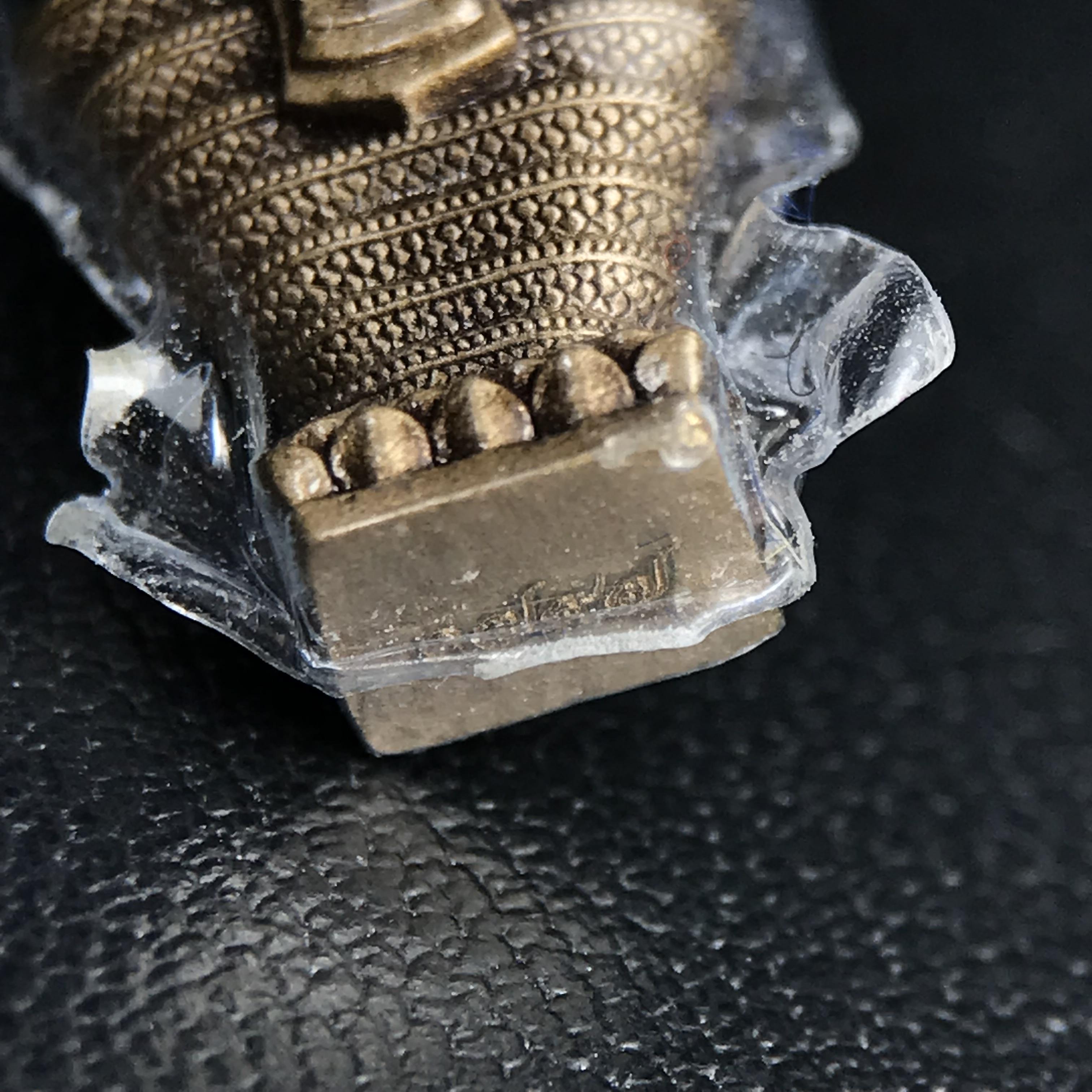 พระพุทธสิรินาคเภษัชยคุรุจุฬาภรณ์ ที่ระลึกโรงพยาบาลจุฬาภรณ์ พระกริ่งเงินฐานบรอนซ์ ขนาดความสูง 2.7 เซนติเมตร สภาพสวย ซีนซองกล่องบรรจุเดิมครบ องค์หมายเลข ๑๗๙๗