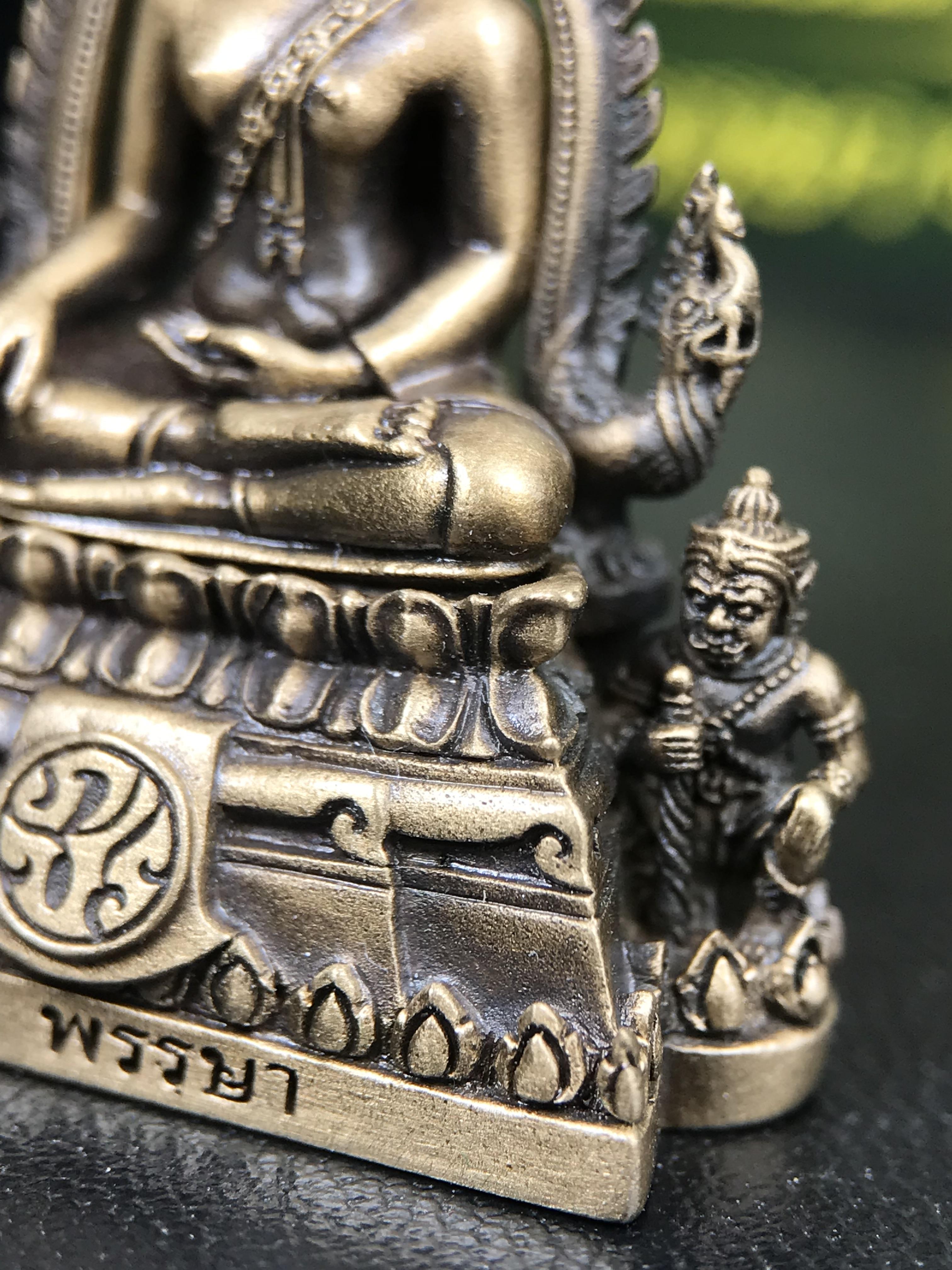 พระพุทธชินราช ภปร. 84 พรรษาในหลวงรัชกาลที่ 9 ปี 2554 พิมพ์กลางขนาดหน้าตัก 1/2 นิ้ว(สูง 3.8 ซม.) เนื้อบรอนซ์รมดำซาติน(สภาพผิวเดิมสวย) (พระราชทานมวลสาร จิตรลดาและเส้นพระเจ้า(เส้นผม)รัชกาลที่9)พุทธศิลป์ทรงคุณค่าอีกหนึ่งรุ่นยอดนิยม(องค์หมายเลข ๑๙๘๑)