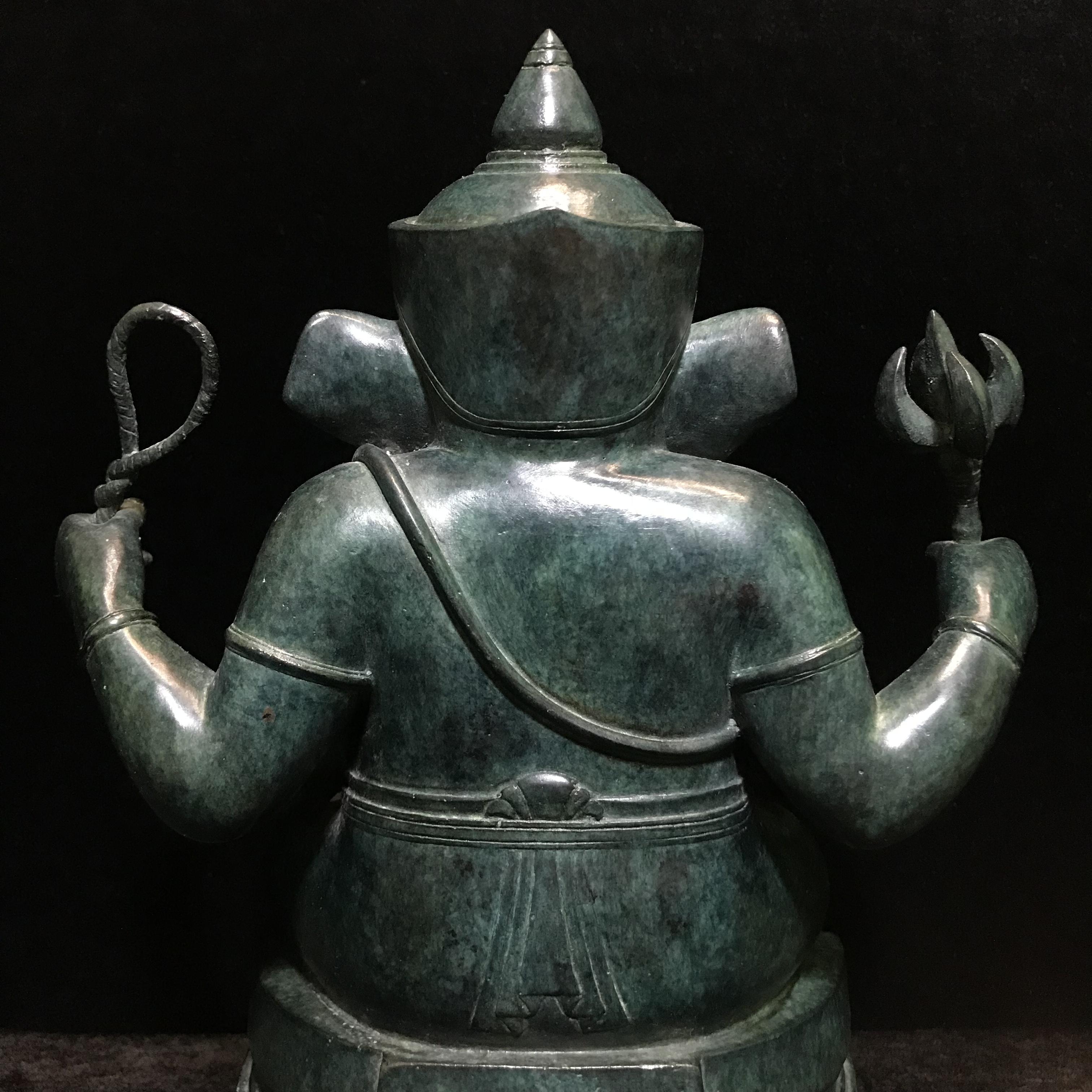 พระพิฆเนศครบรอบ55ปี คณะจิตรกรรม ม.ศิลปากร ปี 2540 เนื้อสำริด สนิมเขียว พาติน่า (Patinas) ขนาด 5x9 นิ้ว เป็นพระพิฆเนศที่งดงามทางด้านศิลปะมาก