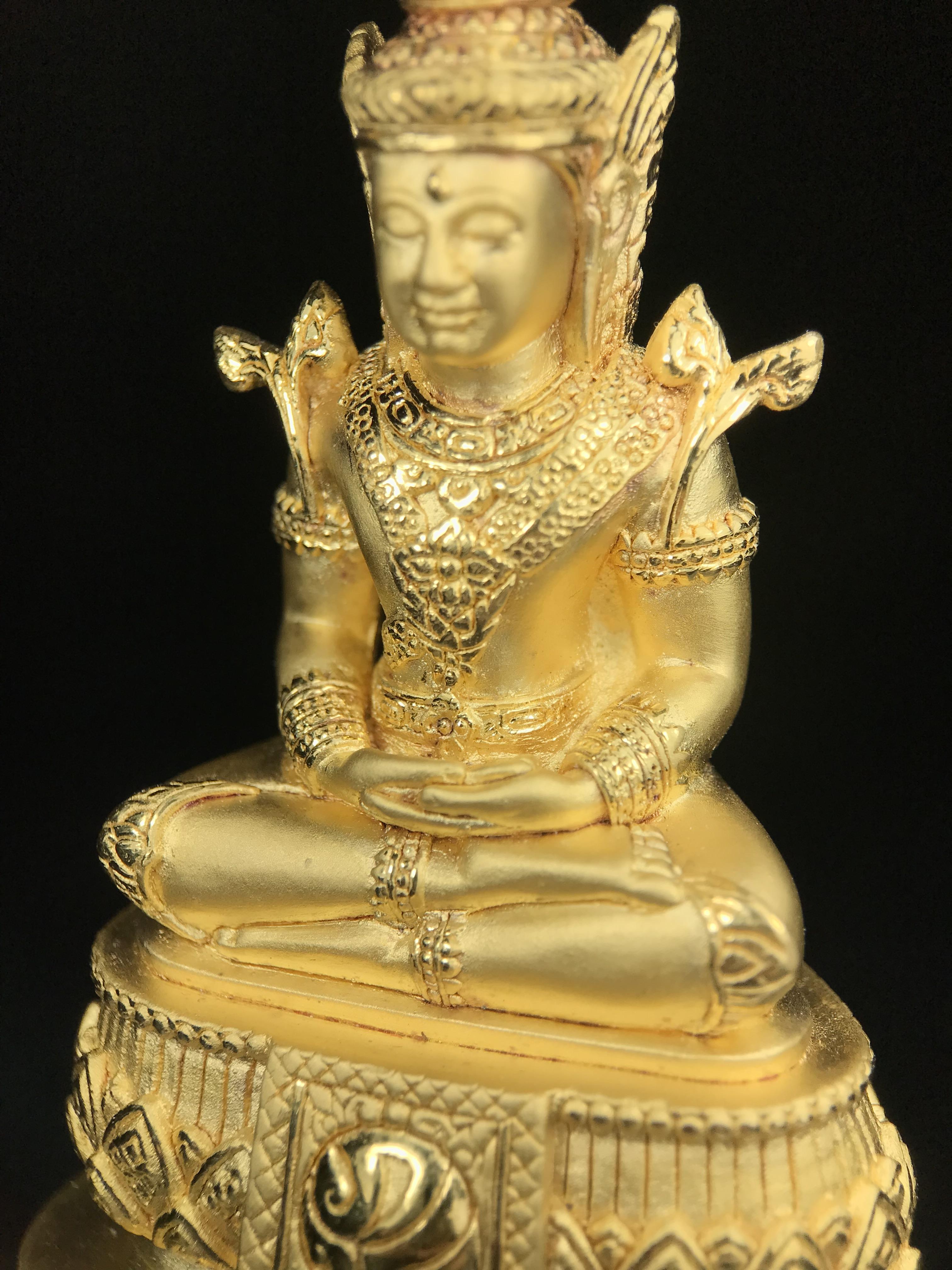 พระแก้วมรกต ภปร.(รุ่นแรก)ปี2545 รุ่นฉลองกรุงรัตนโกสินทร์ครบ 220 ปี หล่อลอยองค์ เนื้อทองคำบริสุทธิ์99.99% ขนาดบูชา 50*90 มม.(องค์หมายเลข ๗๘๙)(เลขมังกร 789 พลังแห่งความ มั่งคั่ง ร่ำรวย อำนาจ บารมี)สุดยอดมงคลแผ่นดินที่ควรเก็บรักษา บูชาเป็นมงคลชีวิต(หายากมาก)