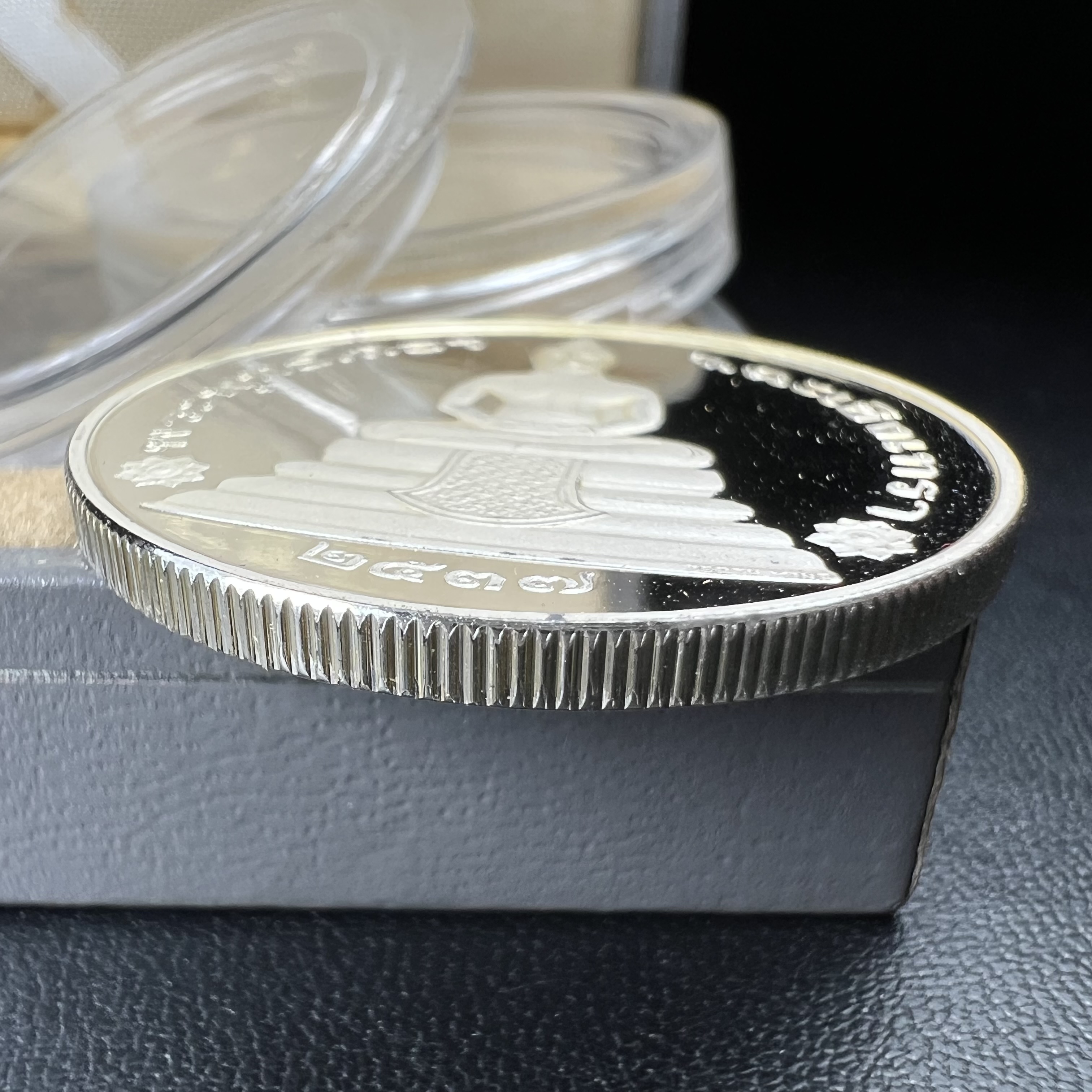 เหรียญพระพุทธโสธร รุ่นนานาชาติ(รุ่นแรก) วัดโสธรวรารามวรวิหาร ปี 2537 พิมพ์โสธรสองหน้า เนื้อเงินขัดเงา ขนาด 3.2 มม. จากโรงงานกษาปณ์เพิร์ธ ประเทศออสเตรเลีย(PERTH MINT AUSTRALIA) อันโด่งดังระดับโลก สภาพสวยพร้อมกล่องเดิมครบสมบูรณ์ (1 ใน 5000 เหรียญ)