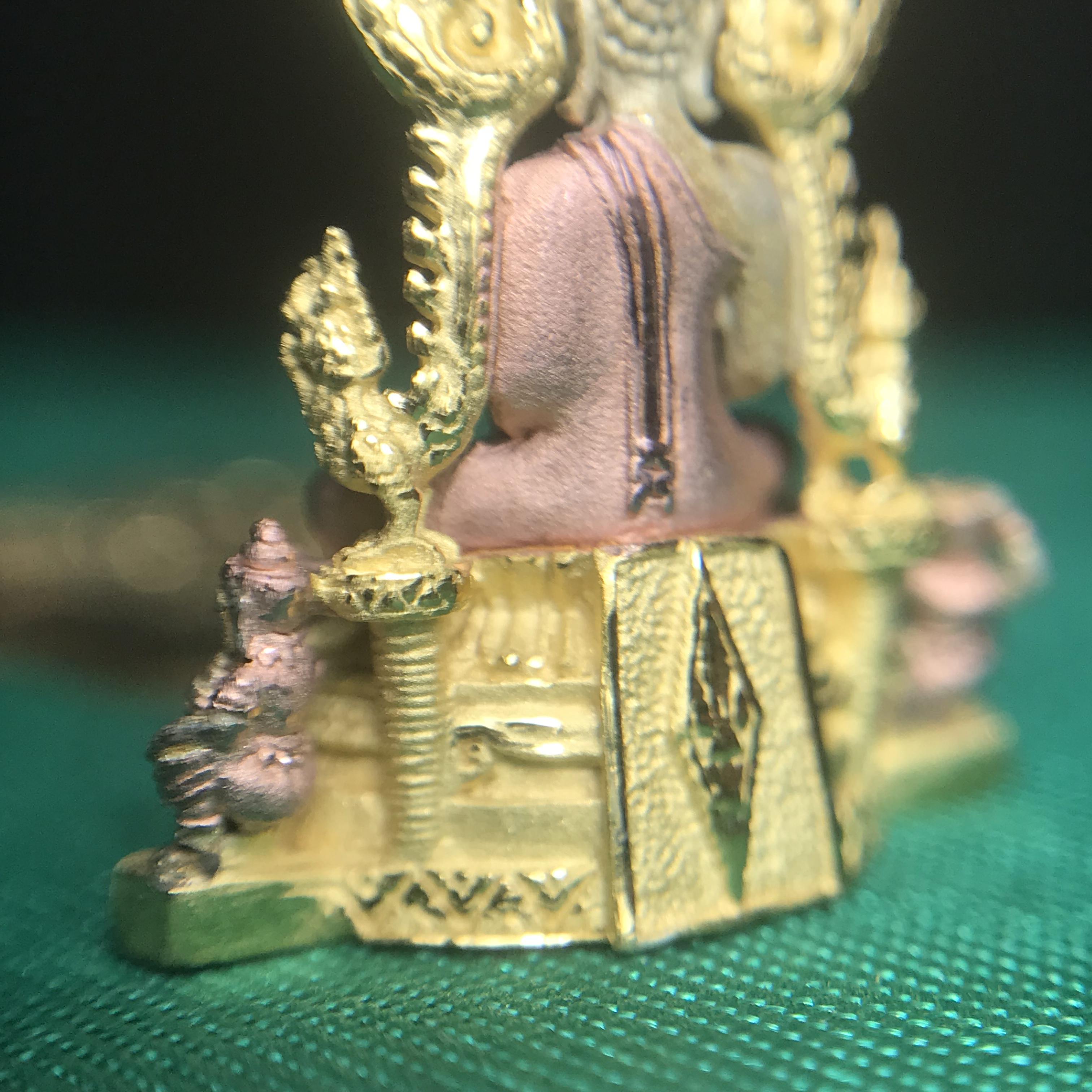 พระพุทธชินราช ภปร. ในวโรกาสพระราชพิธีมหามงคล เฉลิมพระชนมายุ6รอบ 5ธันวาคม2542) เนื้อเงินสามกษัตริย์ พิมพ์ขนาดกลาง พร้อมกล่องบรรจุ