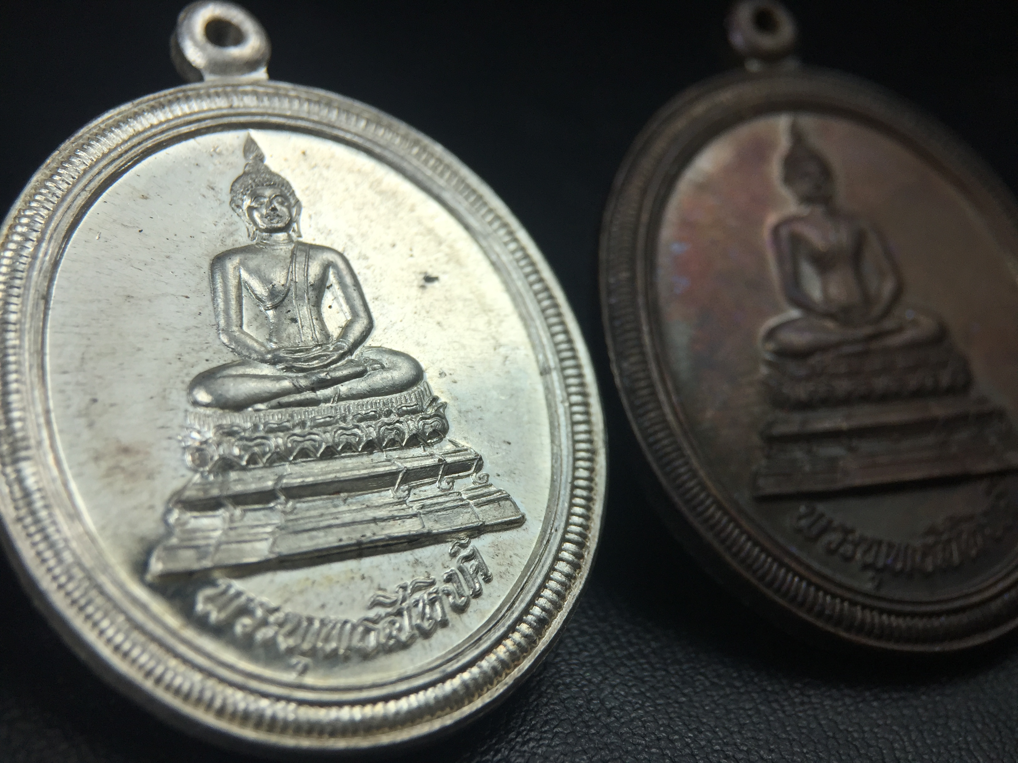 เหรียญพระพุทธสิหิงค์ ภปร. รุ่นมหาลัยธรรมศาสตร์ 60ปี พ.ศ.2537 พิมพ์ใหญ่(เนื้อเงิน+เนื้อทองแดง)ผิวเดิมๆสวยมาก(ในหลวงรัชกาลที่9เสด็จในพิธี)(พิธีใหญ่ เกจิที่มีชื่อเสียงมาร่วมปลุกเสกจำนวนมาก ชนวนมาลสารเก่าเข้มขลัง )ของดีธรรมศาสตร์ที่ศิษย์เก่าไม่ควรพลาด