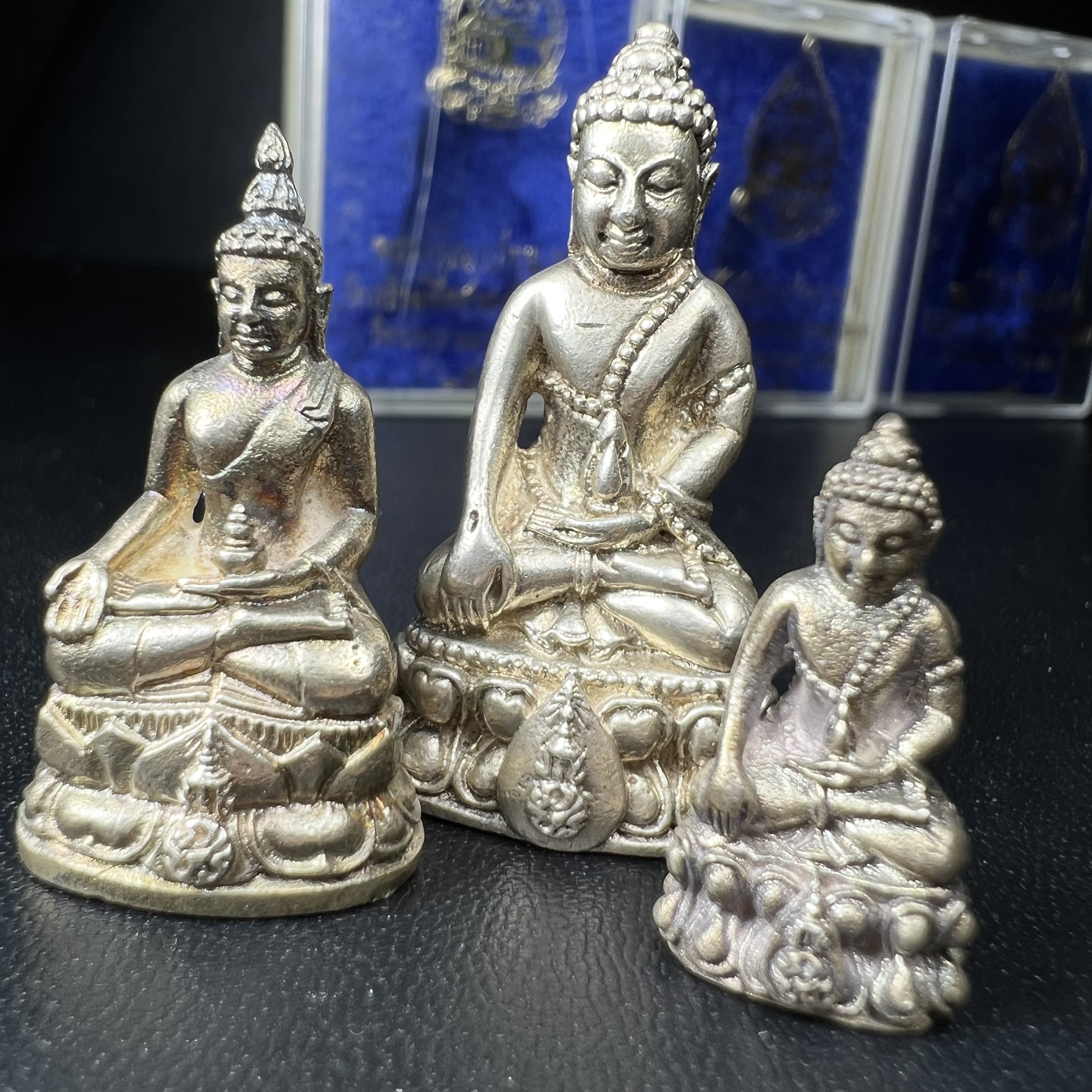 พระกริ่งนวปทุม ภปร.-พระชัยวัฒน์นวปทุม ภปร.-พระกริ่งไพรีพินาศ ภปร. รุ่นแรก วัดปทุมวนาราม ครบชุดเนื้อเงิน ปี2535(ในหลวงรัชกาลที่9เสด็จเททอง)(1ใน3000องค์)หายาก***เก็บทีเดียวครบชุดไปเลยรุ่นนี้ แนะนำ....ตอนนี้หายากแล้ว***