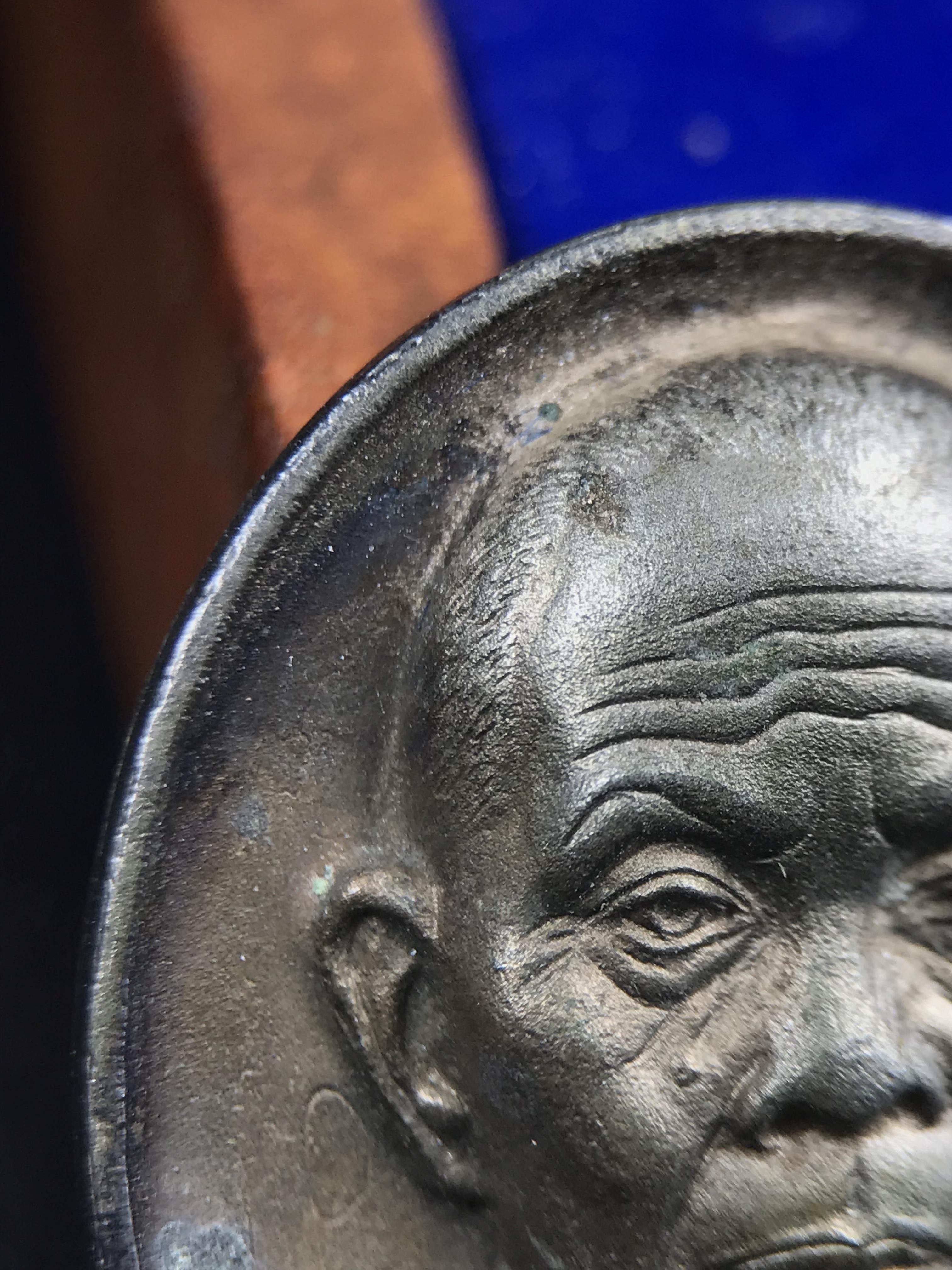 เหรียญรูปเหมือนพระญาณวิทยาคมเถร (หลวงพ่อคูณ ปริสุทโธ)ชุดกาญจนาภิเษกครองราชย์ครบ 50 ปี วัดบวรนิเวศวิหาร ปี 2538 เหรียญหล่อเนื้อนวโลหะ(พิเศษกรรมการมีรอยจาร ตอกโค๊ดหมายเลข ๓๒๗)(หายากพบเจอน้อยมาก)(พร้อมกล่องบรรจุเดิมลายไม้สีน้ำตาลมีตรากาญจนา) พิธีใหญ่