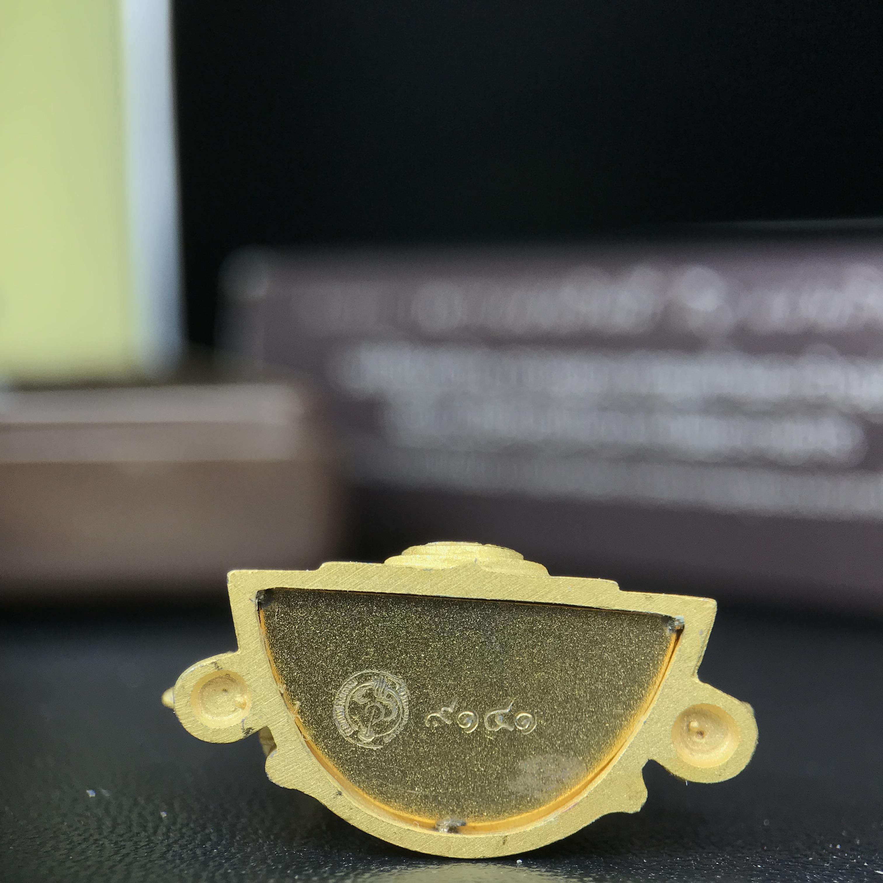 พระพุทธชินราช ภปร. โครงการ "เพราะแผ่นดินนี้ คือ แผ่นดินเกิด" ปี 2548(รุ่นแรก) ลอยองค์เนื้อเงินสามกษัตริย์ หน้าตัก 1/2 นิ้ว (ขนาด 3.5 x 2.5 ซม.) พุทธศิลป์งดงามทรงคุณค่า รุ่นยอดนิยม(องค์หมายเลข 9141)เลขสวยเลขเก้าหน้า...เจริญก้าวหน้าในทุกๆด้าน