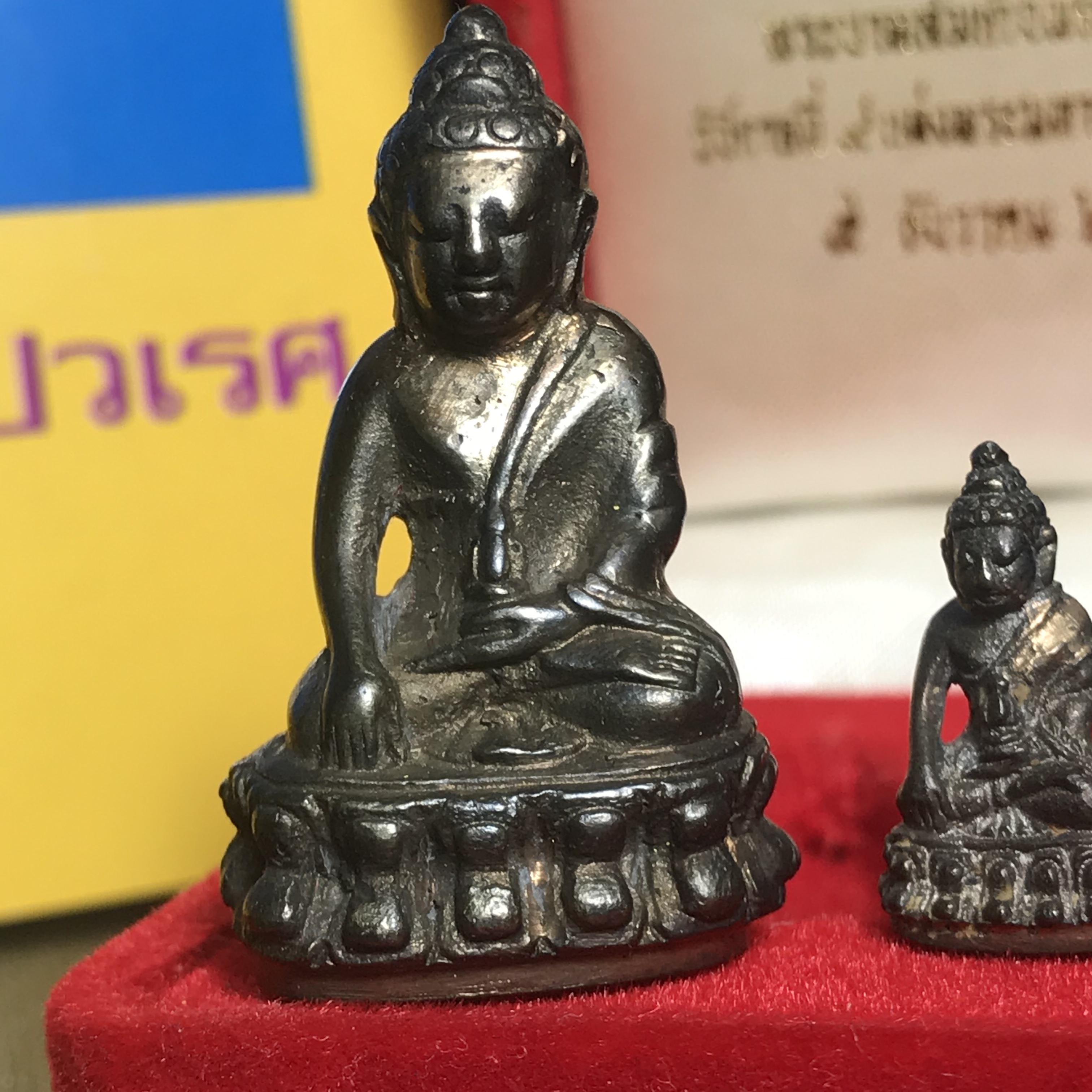 พระกริ่ง-พระชัยวัฒน์ ปวเรศ ปี2530 วัดบวรนิเวศราชวรวิหาร(ในหลวง ร.9 เสด็จเททอง)(บรรจุเส้นเกศาในหลวงรัชกาลที่9)พร้อมสูจิบัตรเดิมตอนจัดสร้าง(สภาพสวยครบสมบูรณ์))