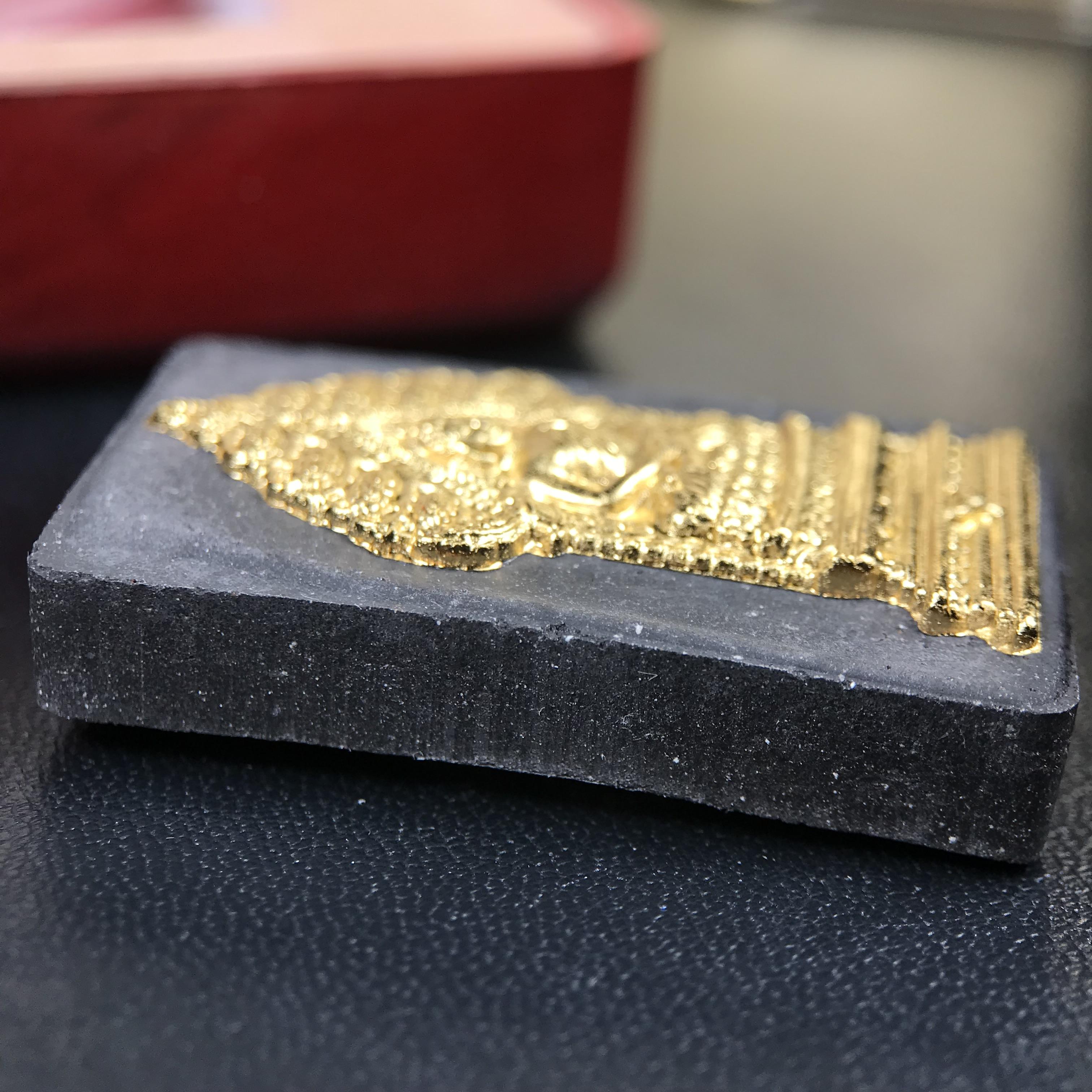 พระนิรันตรายสองกษัตริย์ มหาพุทธานุภาพแห่งแผ่นดิน ปี2552 "พระผู้ปกป้องคุ้มครองจากภัยอันตรายทั้งปวง" พระผงพิมพ์สมเด็จหน้าปัดทองสีดำด้านหลังปัดทอง เชิญอักษรพระปรมาภิไธยสองกษัตริย์(จปร.และ วปร.) พร้อมกล่องบรรจุเดิมครบชุด