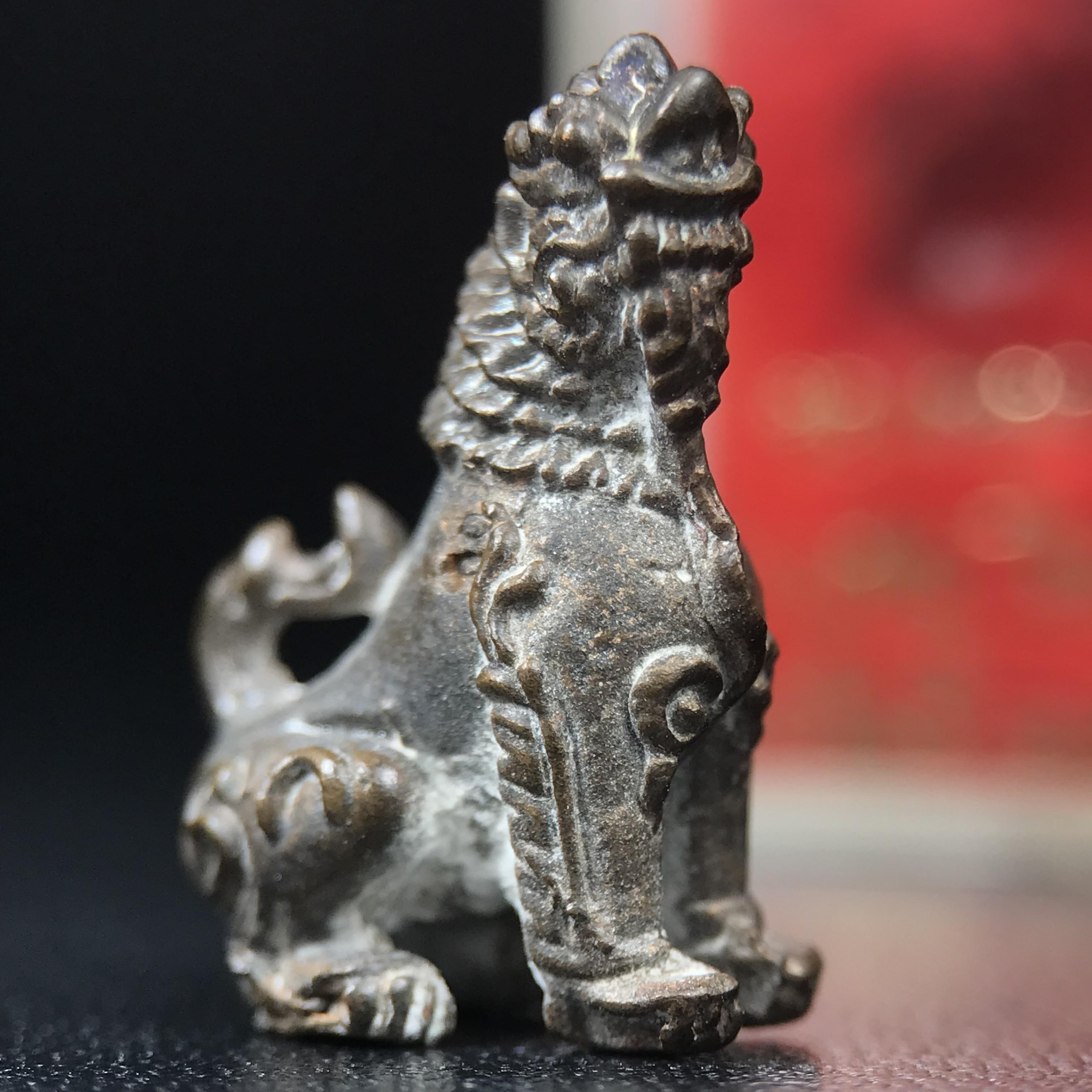 สิงห์เจ้าพ่อดำ วัดบุพพาราม จ.เชียงใหม่ ปี 2518 เนื้อนวโลหะ(ตอก 2 โค๊ต)หายาก(สภาพผิวเดิมสวยเดิมกล่องครบ) สิงห์รุ่นนี้มีพิธีดีมีเกจิอาจารย์ที่ร่วมปลุกเสกมากมาย****เครื่องราง ที่พระบาทสมเด็จพระเจ้าอยุ่รัชกาลที่ ๙ ทรงเสด็จฯประกอบพิธีด้วยพระองค์เอง