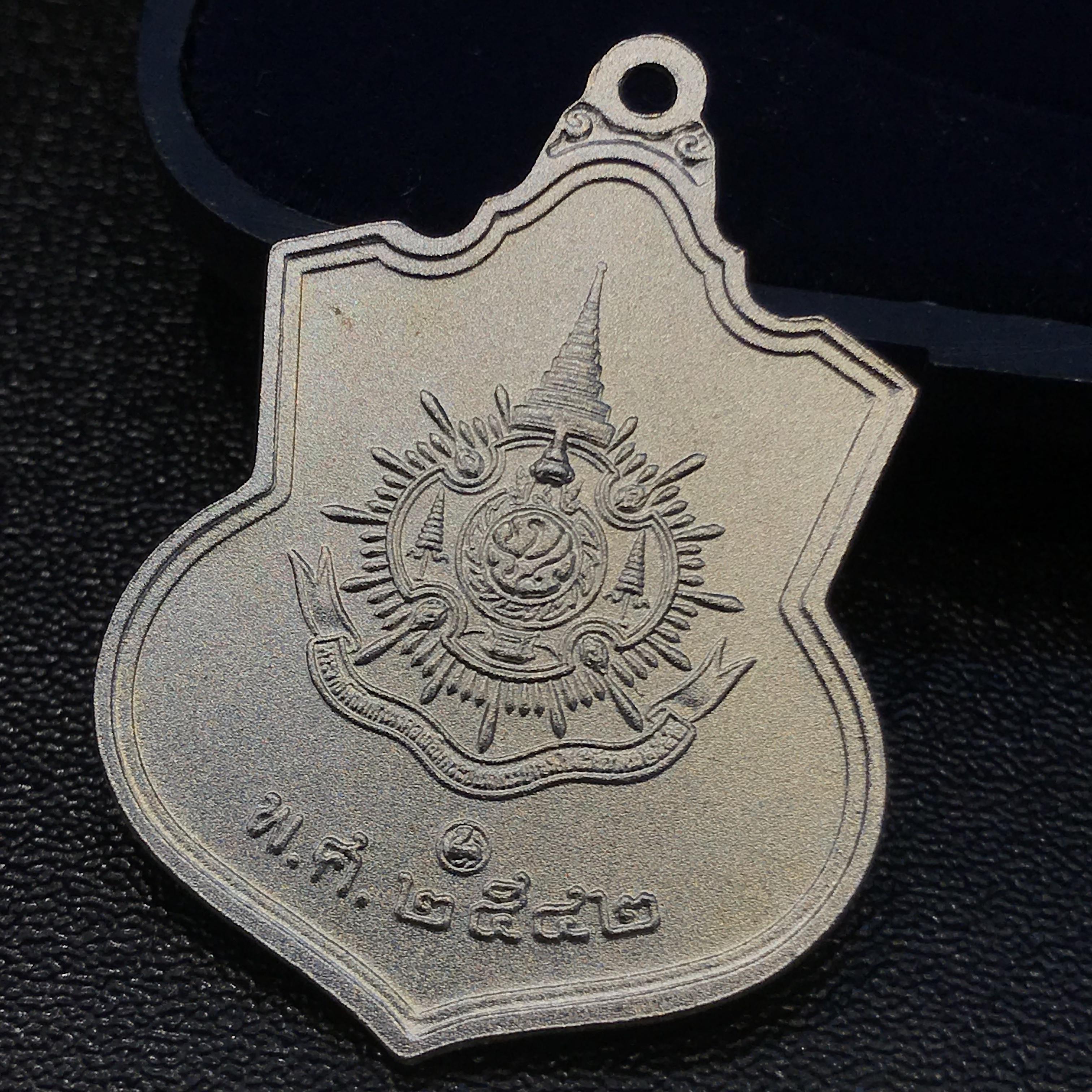 เหรียญเสมาที่ระลึก 6 รอบ 72 พรรษาในหลวงรัชกาลที่9 ปี2542 เนื้อเงินพร้อมกล่องเดิม จัดสร้างโดยกระทรวงมหาดไทย(หายาก)