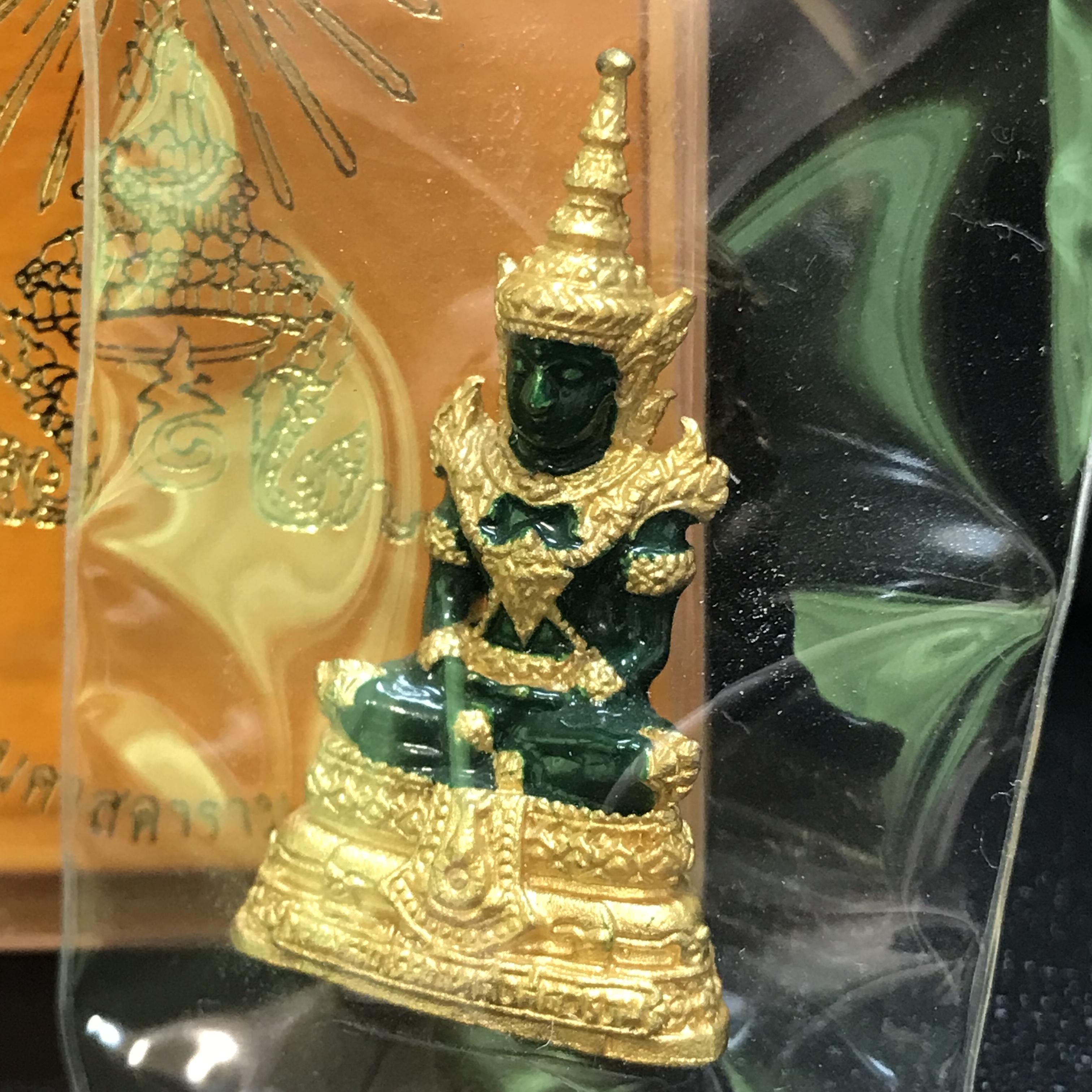 พระพุทธมหามณีรัตนปฏิมากร(พระแก้วมรกต) วัดพระศรีรัตนศาสดาราม สำนักพระราชวัง จัดสร้าง ฤดูร้อน(บรรจุมวลสารใต้ฐาน)