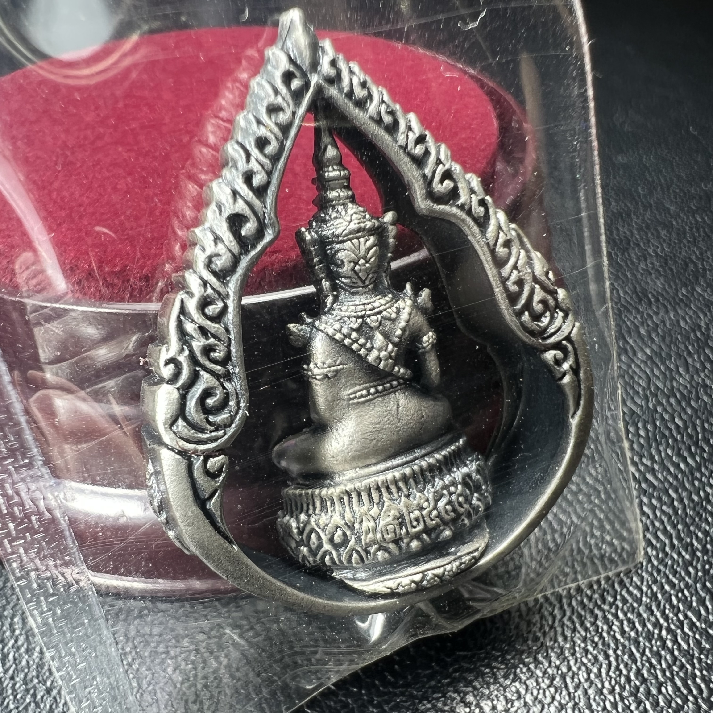 พระแก้วมรกต ภปร.(รุ่นแรก) ปี2545 รุ่นฉลองกรุงรัตนโกสินทร์ครบ 220 ปี พิมพ์ลอยองค์ทรงหยดน้ำ เนื้ออัลปาก้า ชุบเงินลงดำ ขนาด 18*27 มม. พร้อมครอบตั้งโชว์เดิม องค์พระซีนซองเดิม สวยครบสมบูรณ์