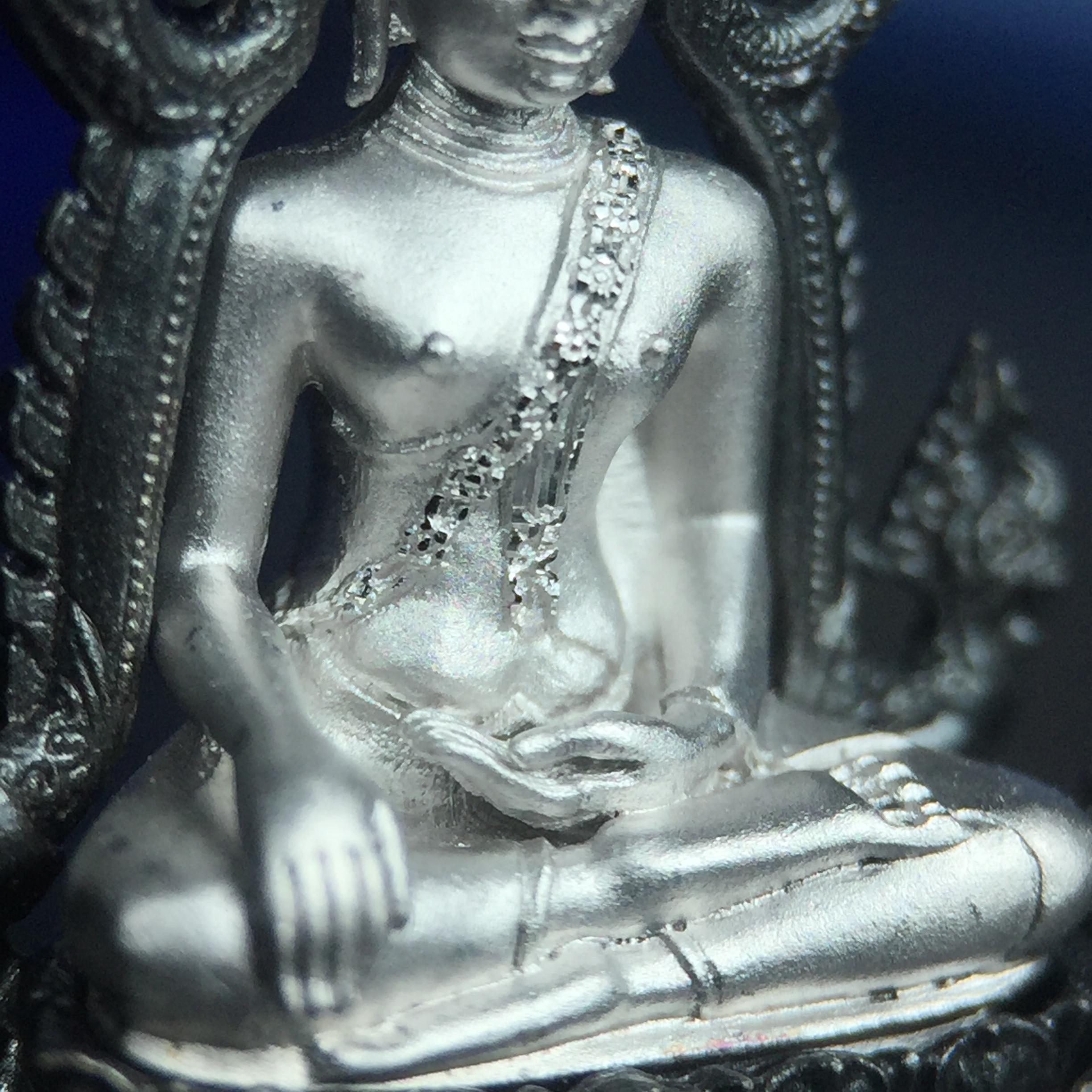 พระพุทธชินราช ภปร. โครงการ เพราะแผ่นดินนี้คือแผ่นดินเกิด เนื้อเงินชุบทองคำขาวซุ้มรมดำ ปี2551 ขนาดหน้าตัก1/2นิ้ว(3.5*2.5 ซม.) (สวยงามหายาก)1ใน 5000 องค์