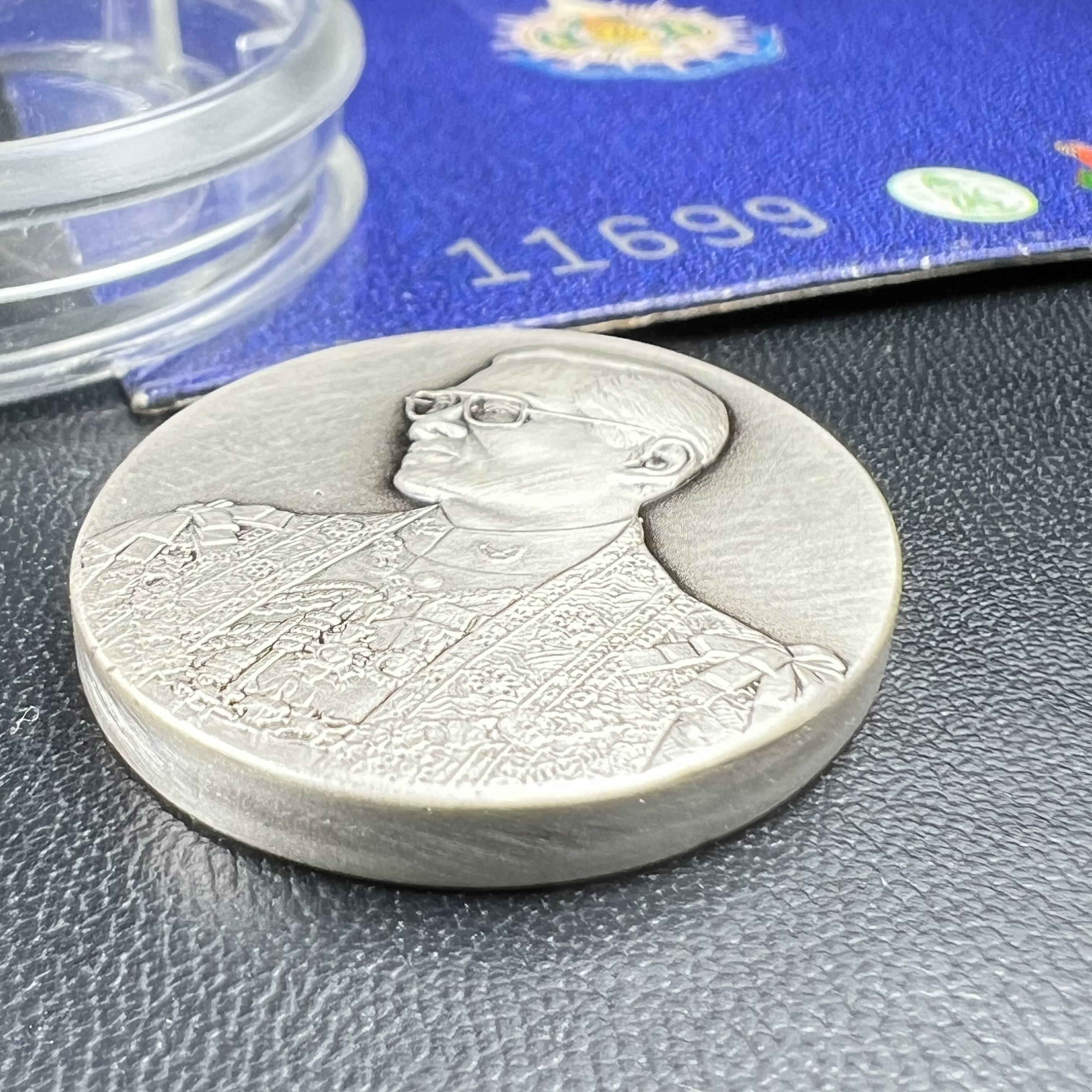 เหรียญ ร.9 เฉลิมพระเกียรติ 72 พรรษา 3 มิติโฮโลแกรม(รุ่นแรก) เหรียญนิเกิ้ลเคลือบเงิน 999(ชุบเงินรมดำ)(ผลิตจากโรงงานกษาปณ์ฮูกานินทร์ ประเทศสวิสเซอร์แลนด์) (สภาพสวยเดิมพร้อมซองบรรจุเดิม)หมายเลข11699(เลขสวย)